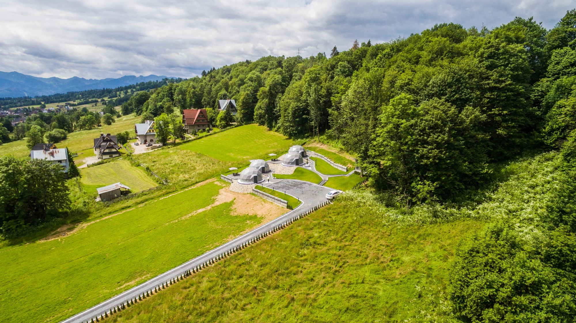 Glamping v Polsku: designové kopule s vlastní vířivkou, terasou a výhledem na hory i snídaně