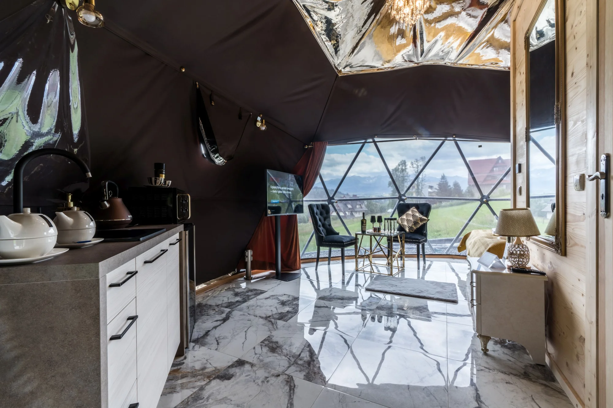 Glamping v Polsku: designové kopule s vlastní vířivkou, terasou a výhledem na hory i snídaně