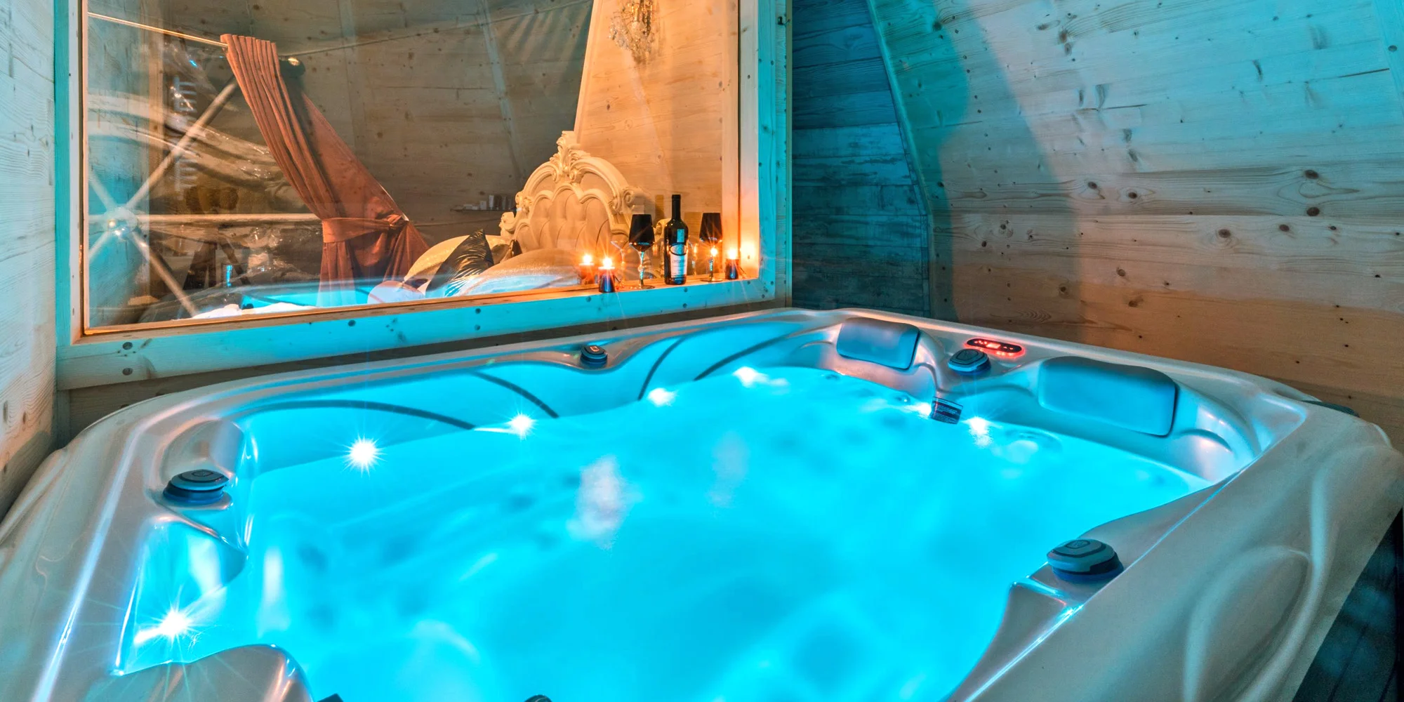 Glamping v Polsku: designové kopule s vlastní vířivkou, terasou a výhledem na hory i snídaně