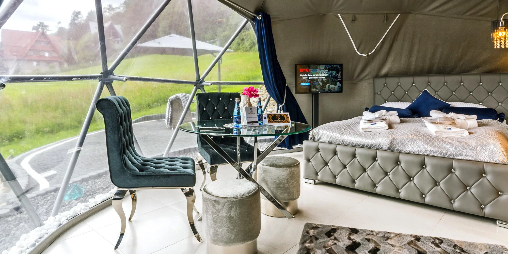 Glamping v Polsku: designové kopule s vlastní vířivkou, terasou a výhledem na hory i snídaně
