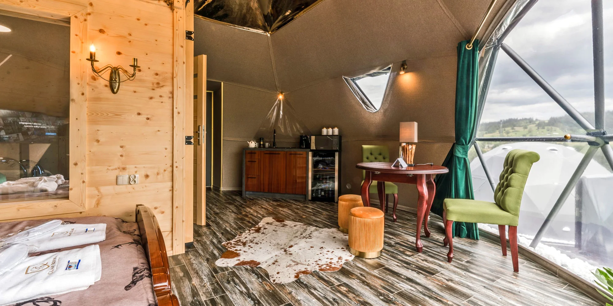 Glamping v Polsku: designové kopule s vlastní vířivkou, terasou a výhledem na hory i snídaně