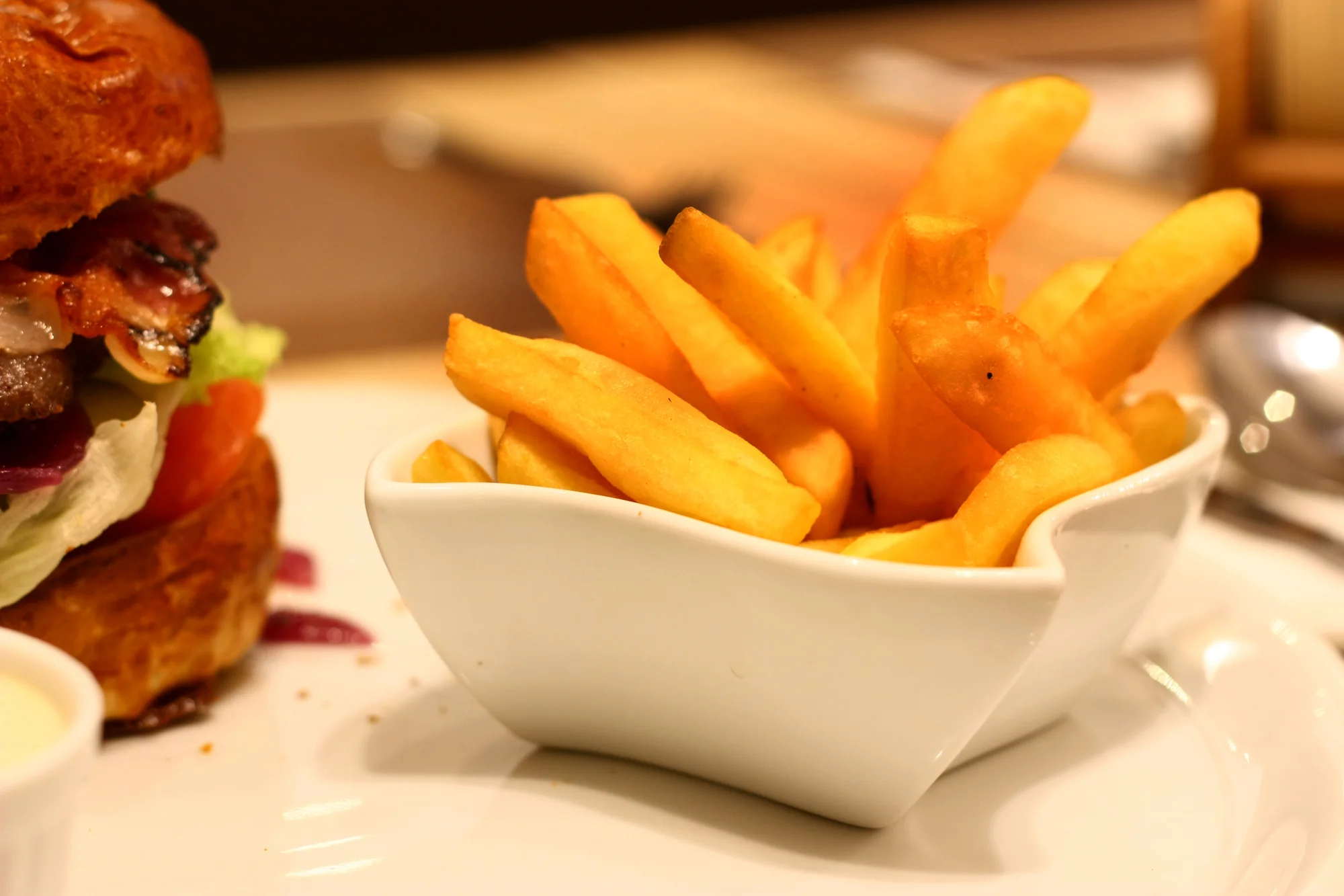 Burger menu pro jednoho i pro dva: poctivý burger s hranolky a nápojem