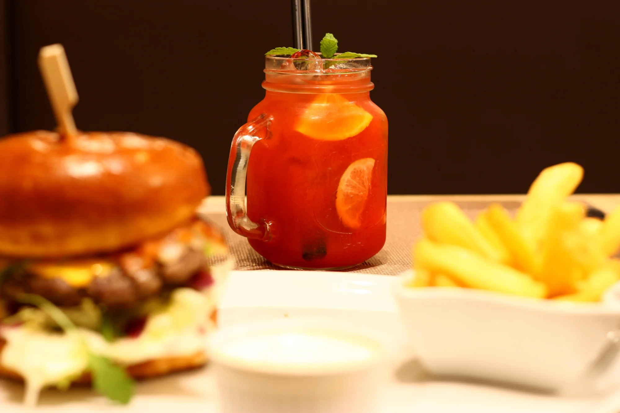 Burger menu pro jednoho i pro dva: poctivý burger s hranolky a nápojem