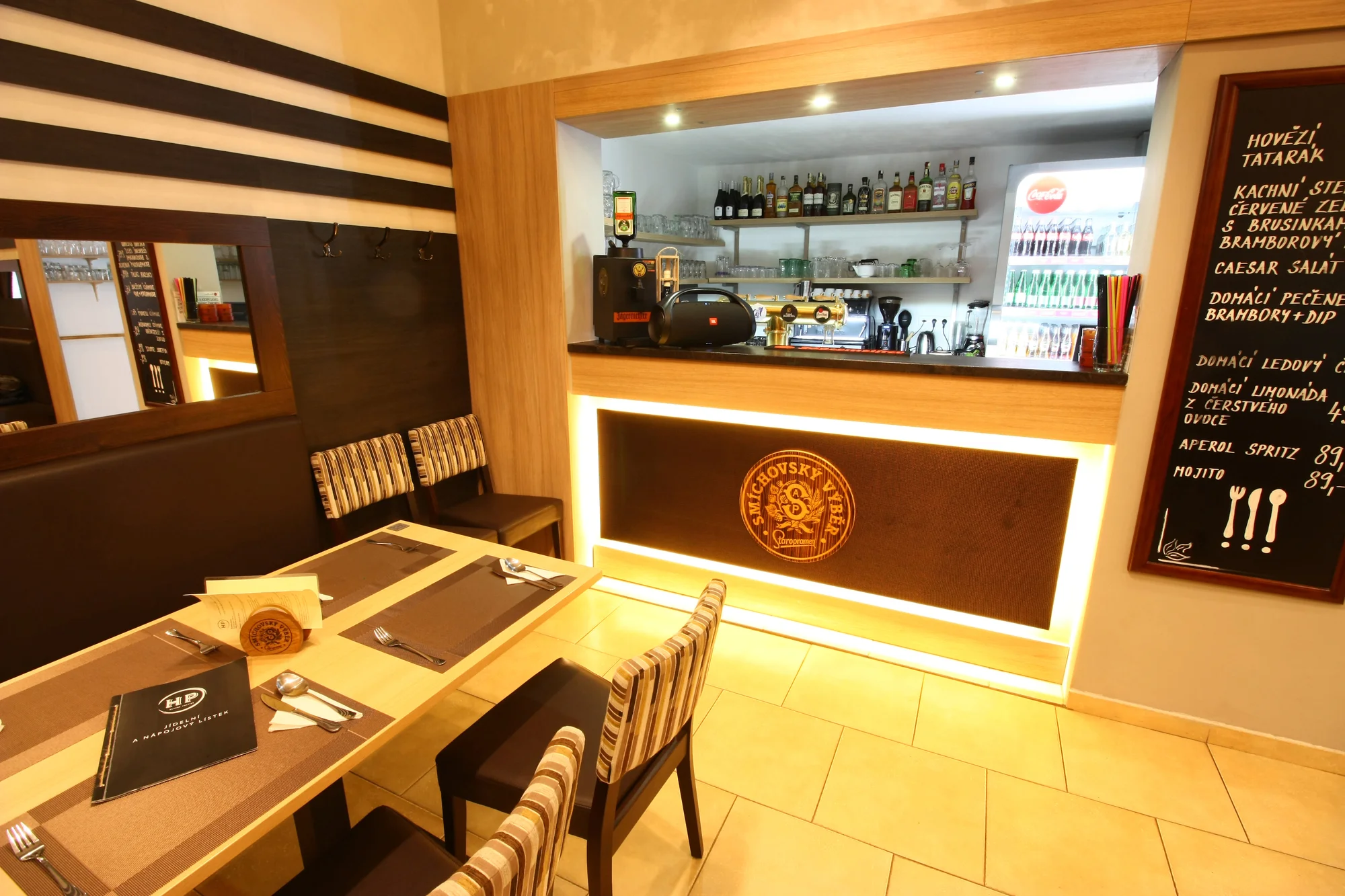 Burger menu pro jednoho i pro dva: poctivý burger s hranolky a nápojem