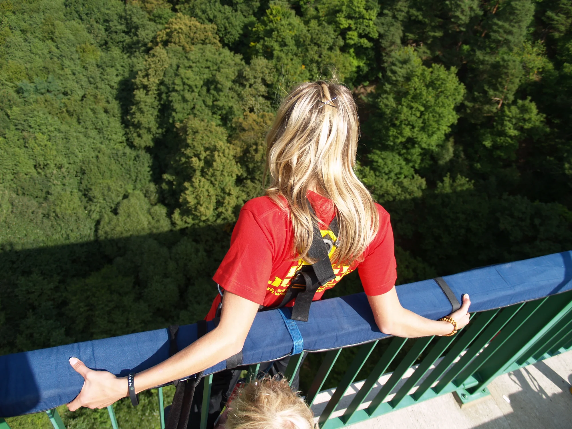 Po hlavě za adrenalinem: extrémní bungee jumping z nejvyššího mostu v České republice
