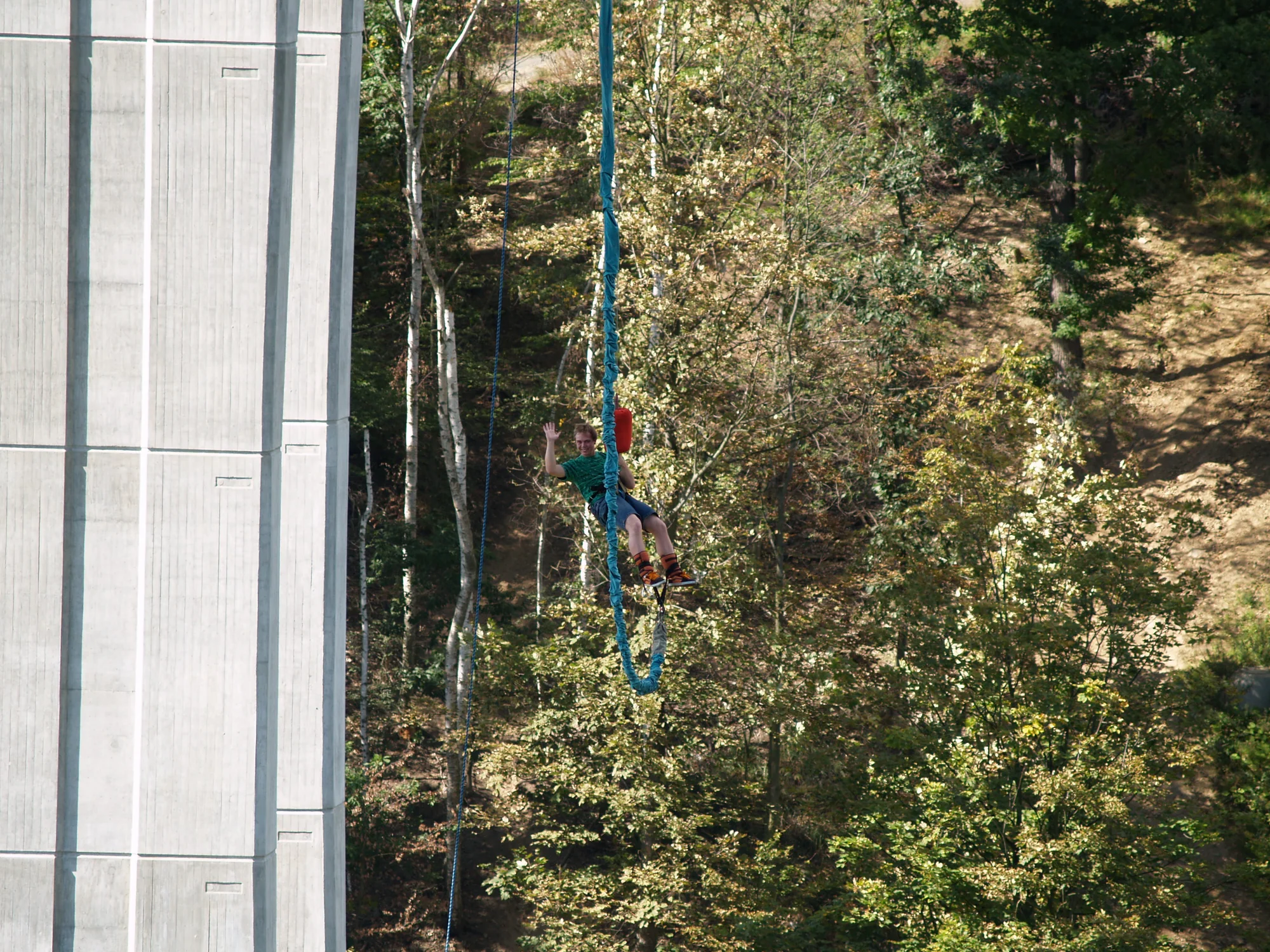 Po hlavě za adrenalinem: extrémní bungee jumping z nejvyššího mostu v České republice