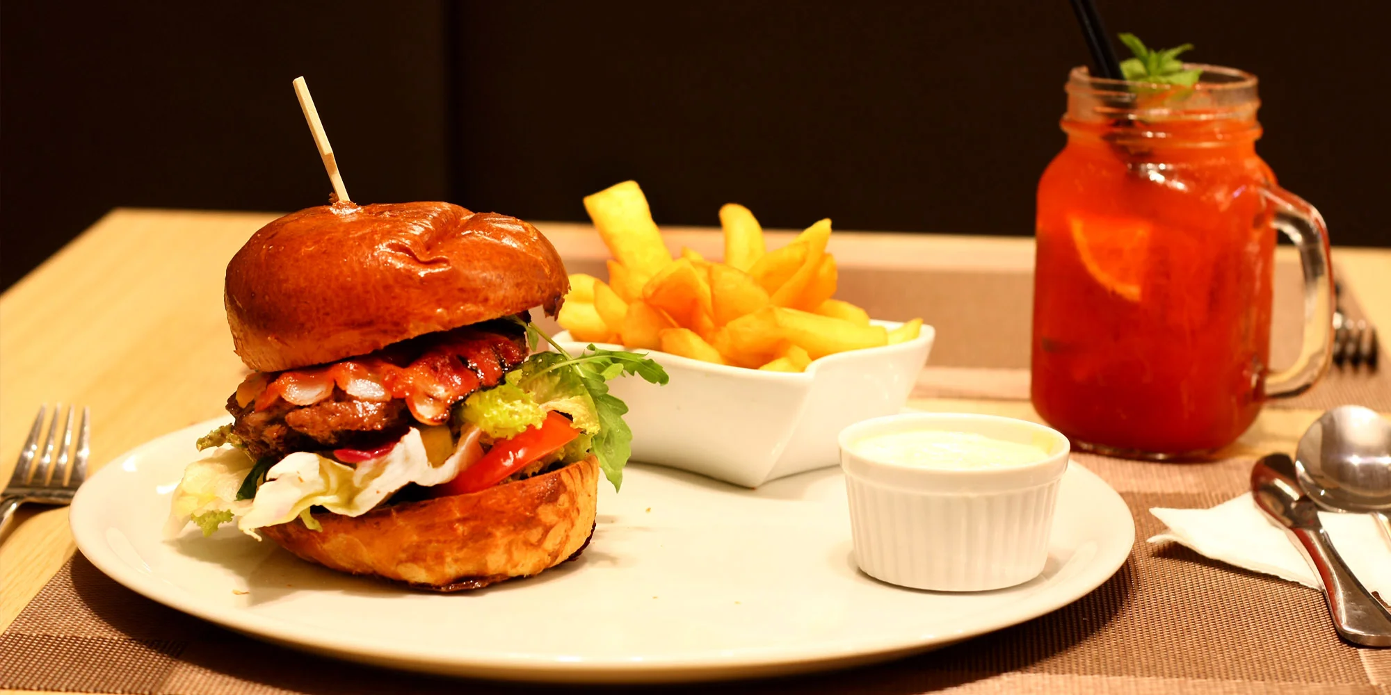 Burger menu pro jednoho i pro dva: poctivý burger s hranolky a nápojem