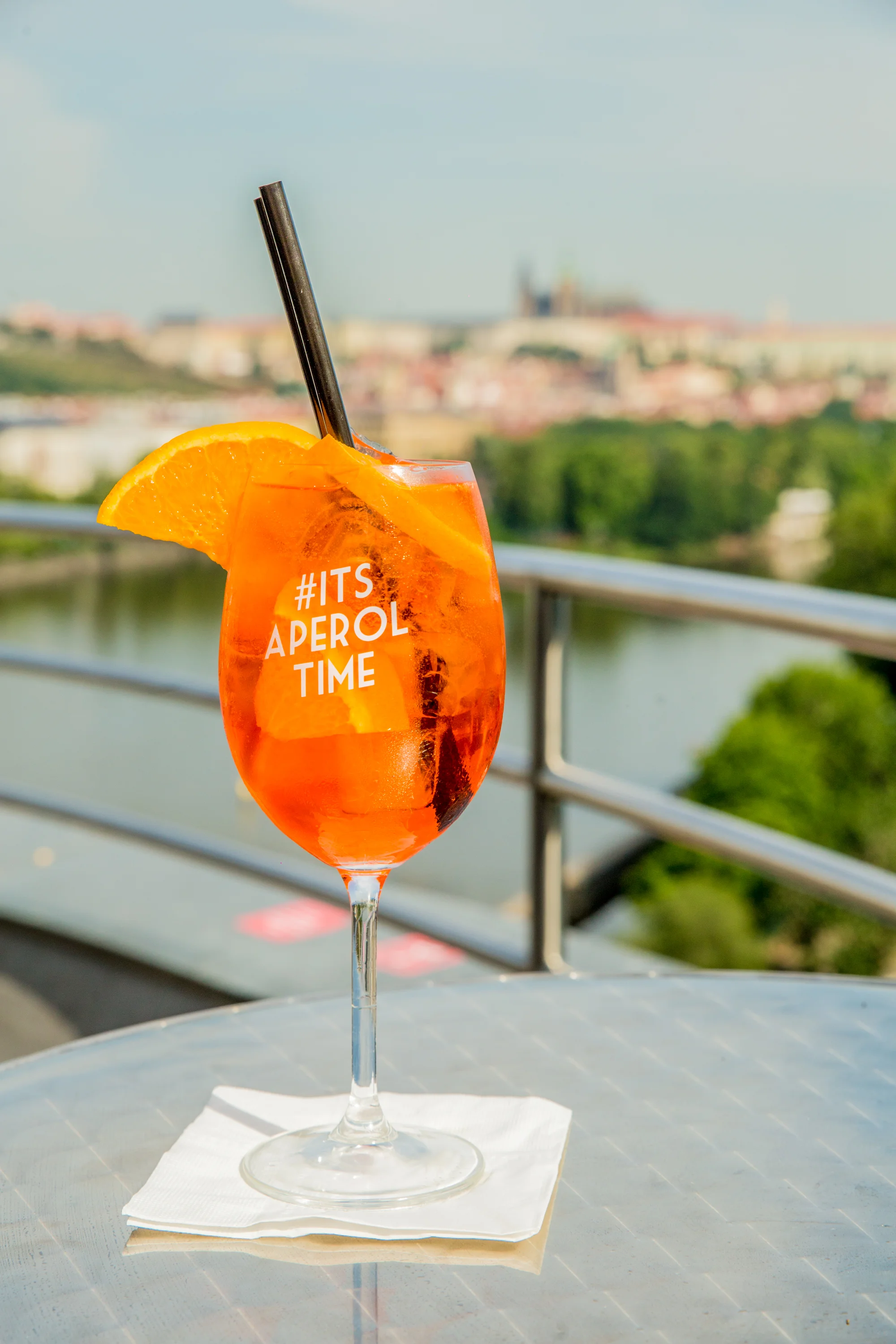 Drink pro 1–2 nebo lahev prosecca či vína v nejvyšším patře Tančícího domu v Glass Baru