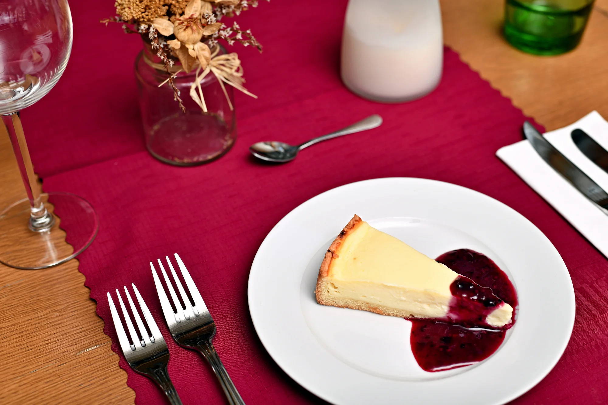 Posezení u Karlova mostu: burger podle výběru, hranolky, salát a cheesecake