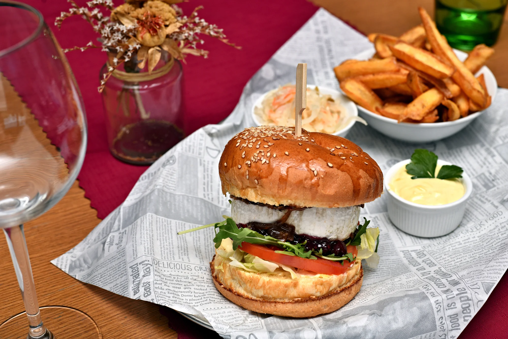 Posezení u Karlova mostu: burger podle výběru, hranolky, salát a cheesecake