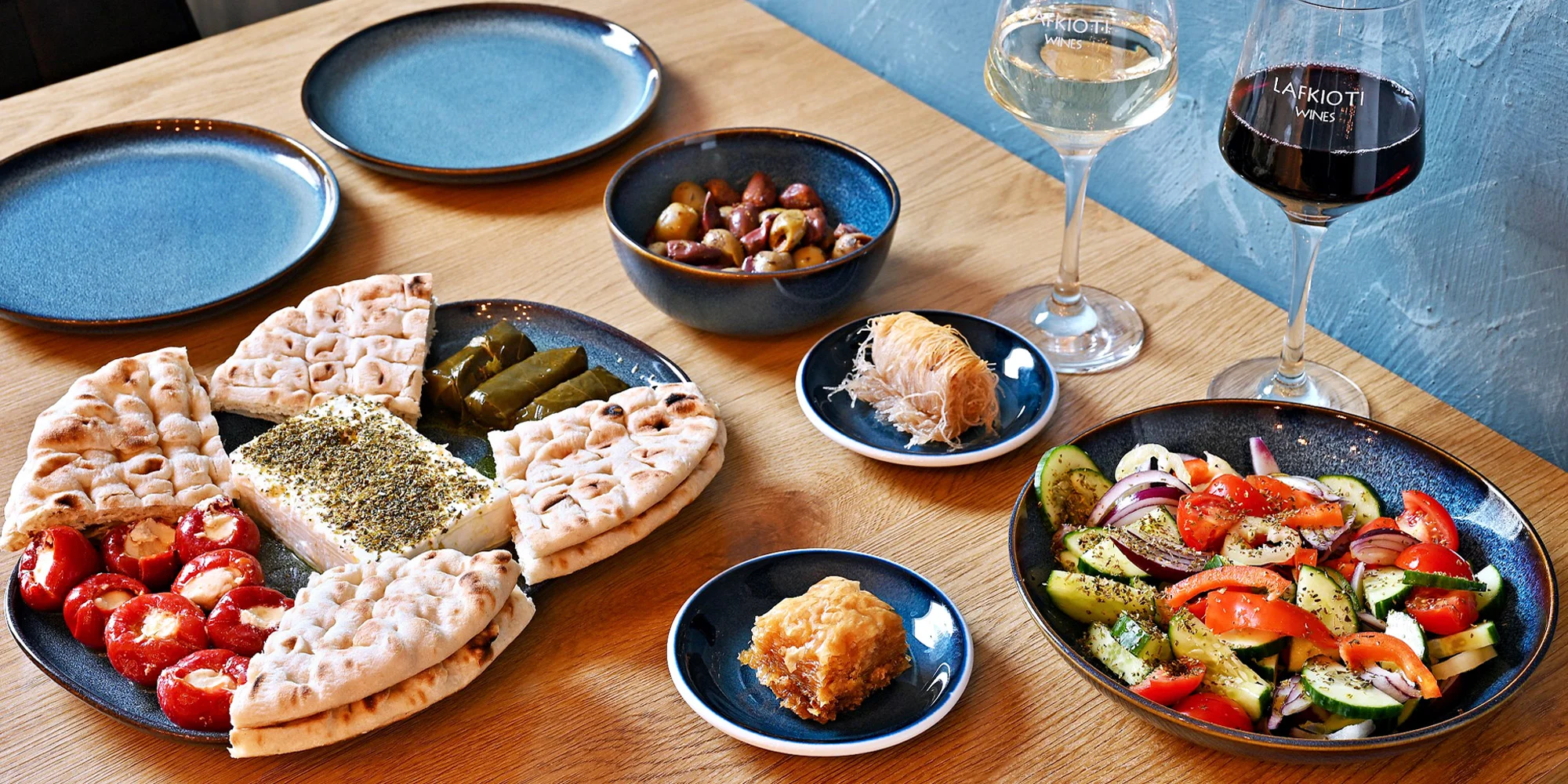 Tapas s řeckými dobrotami a víno pro 2 osoby