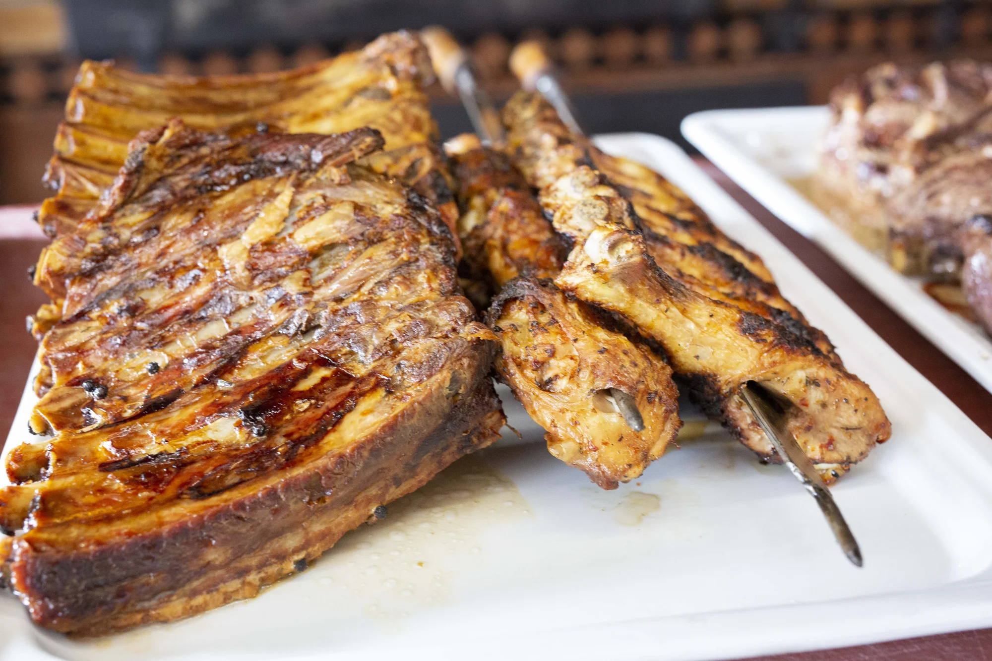 Oběd sněz, co můžeš v restauraci El Asador: maso z argentinského grilu, saláty i šumivé víno