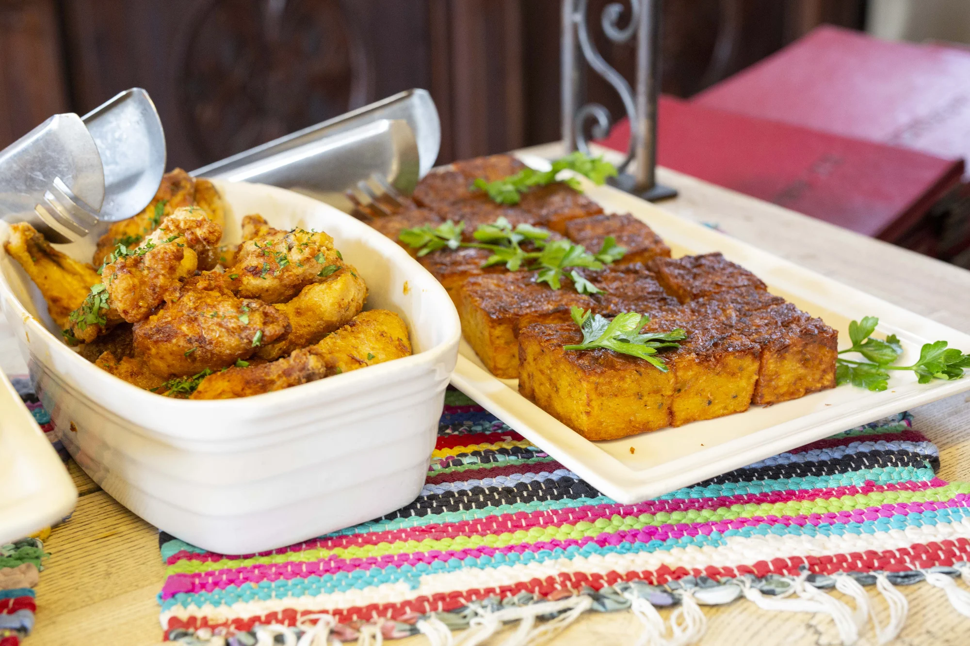 Oběd sněz, co můžeš v restauraci El Asador: maso z argentinského grilu, saláty i šumivé víno
