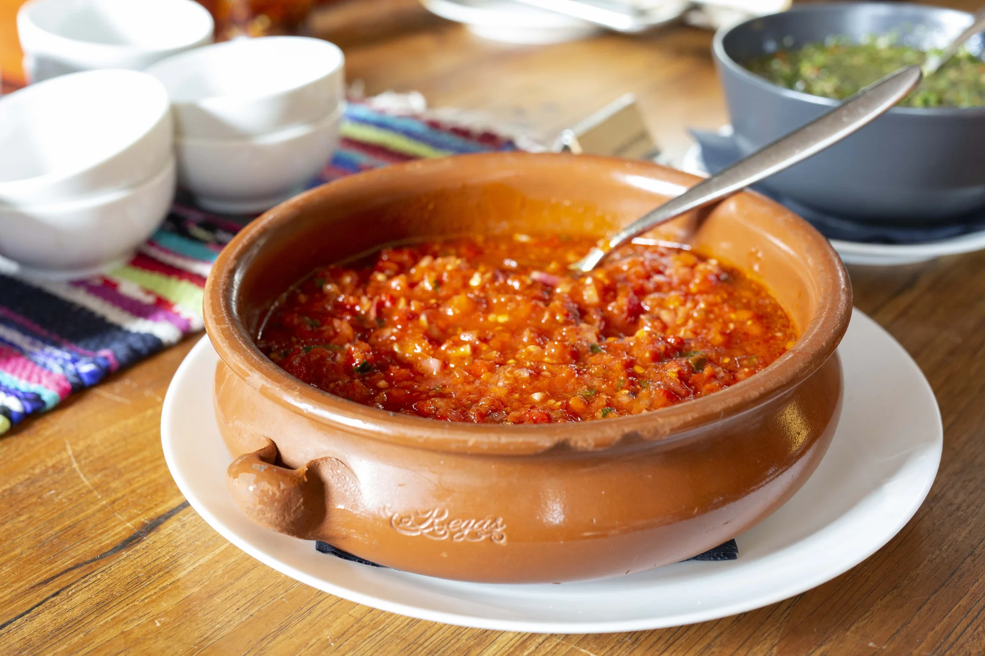 Oběd sněz, co můžeš v restauraci El Asador: maso z argentinského grilu, saláty i šumivé víno