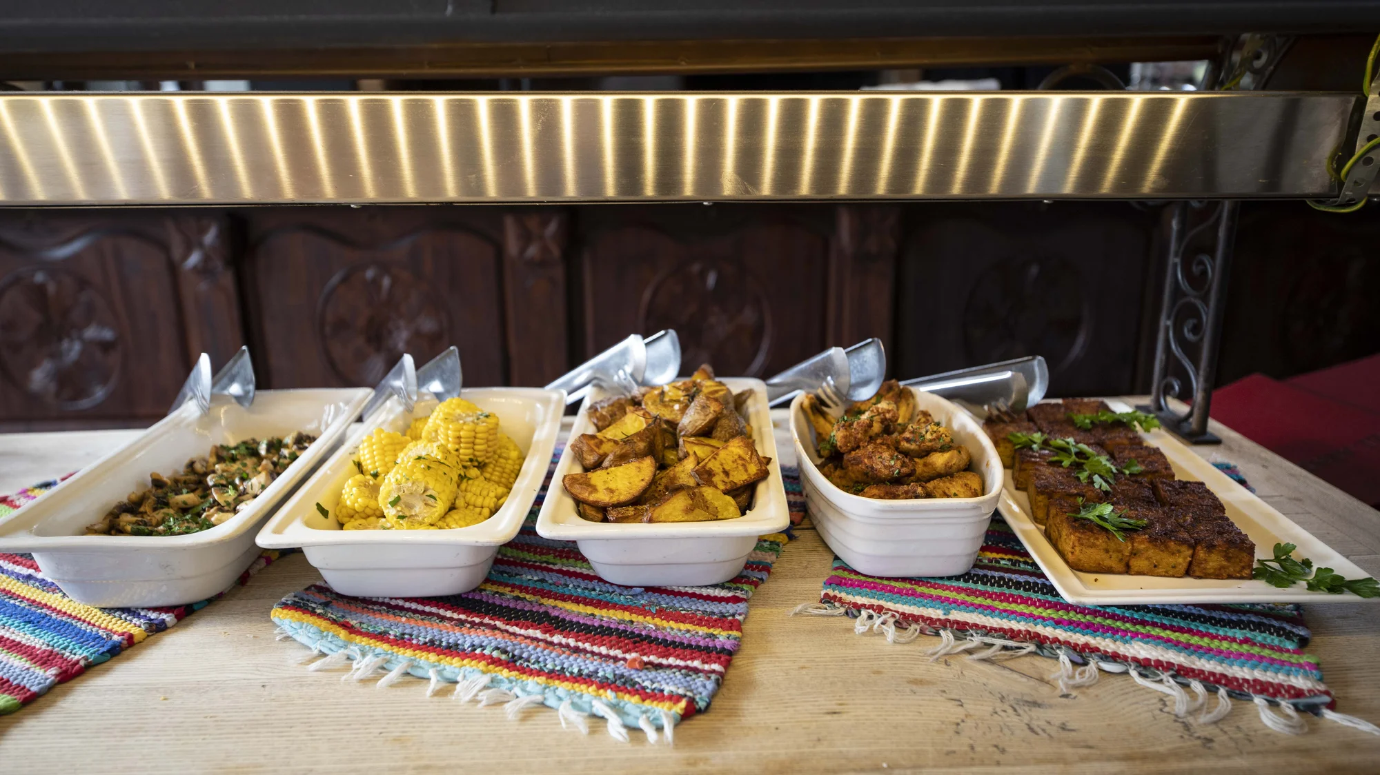 Oběd sněz, co můžeš v restauraci El Asador: maso z argentinského grilu, saláty i šumivé víno
