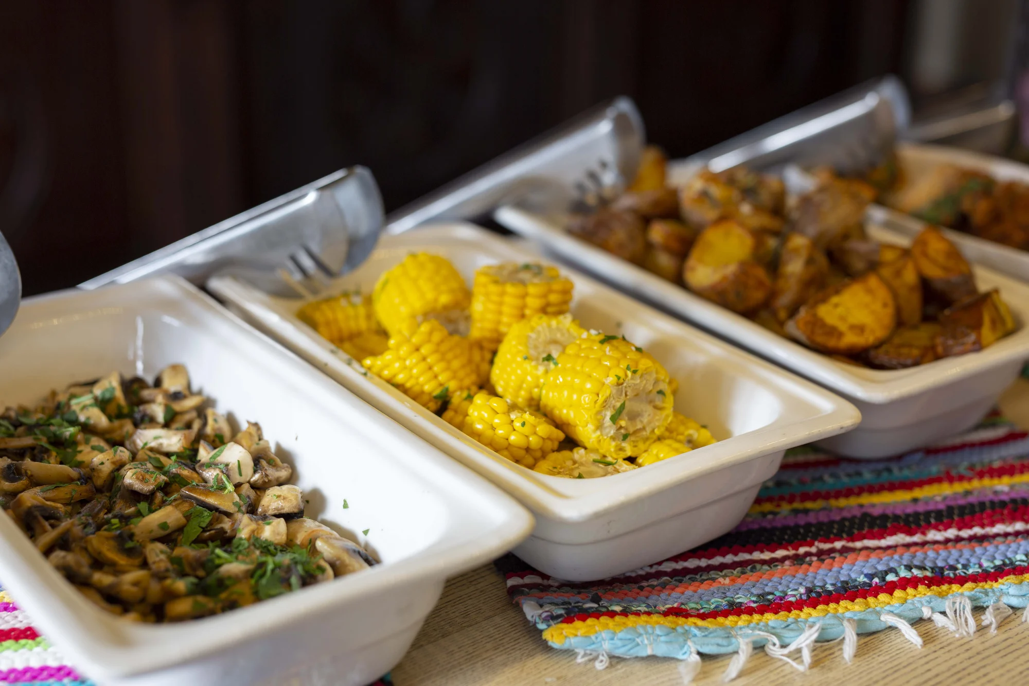 Oběd sněz, co můžeš v restauraci El Asador: maso z argentinského grilu, saláty i šumivé víno