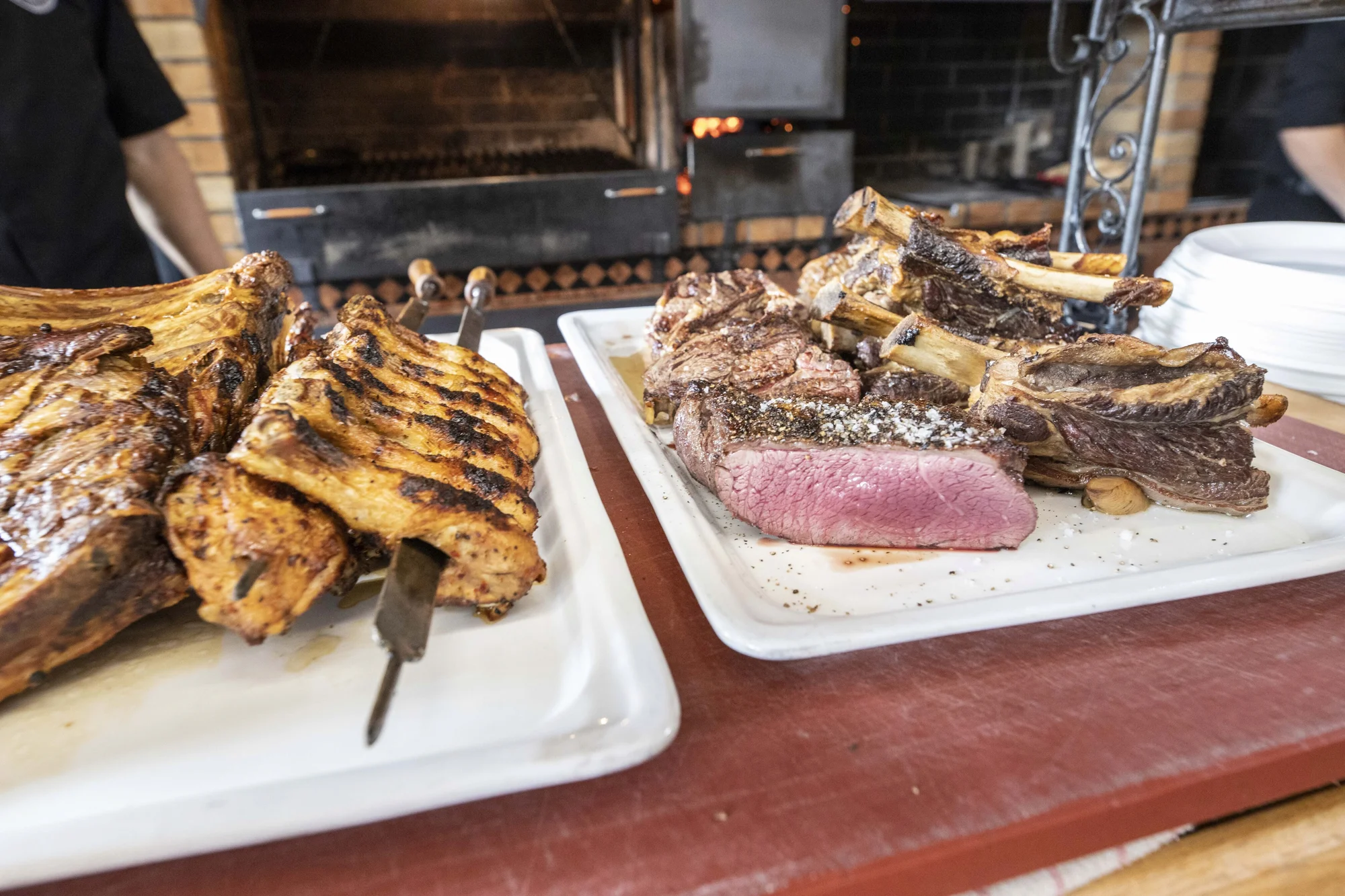 Oběd sněz, co můžeš v restauraci El Asador: maso z argentinského grilu, saláty i šumivé víno