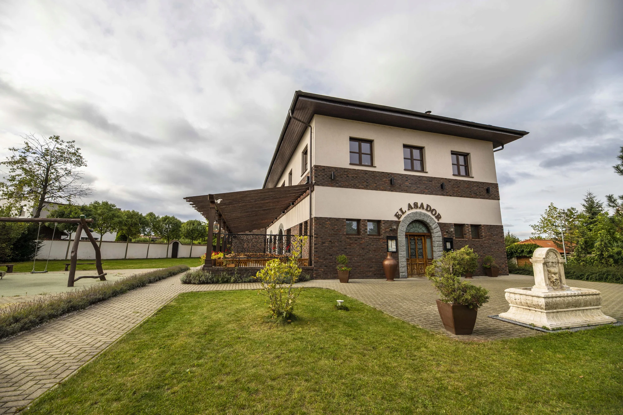 Oběd sněz, co můžeš v restauraci El Asador: maso z argentinského grilu, saláty i šumivé víno