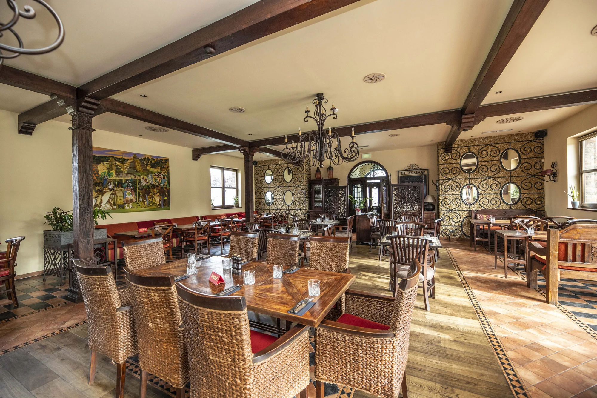 Oběd sněz, co můžeš v restauraci El Asador: maso z argentinského grilu, saláty i šumivé víno