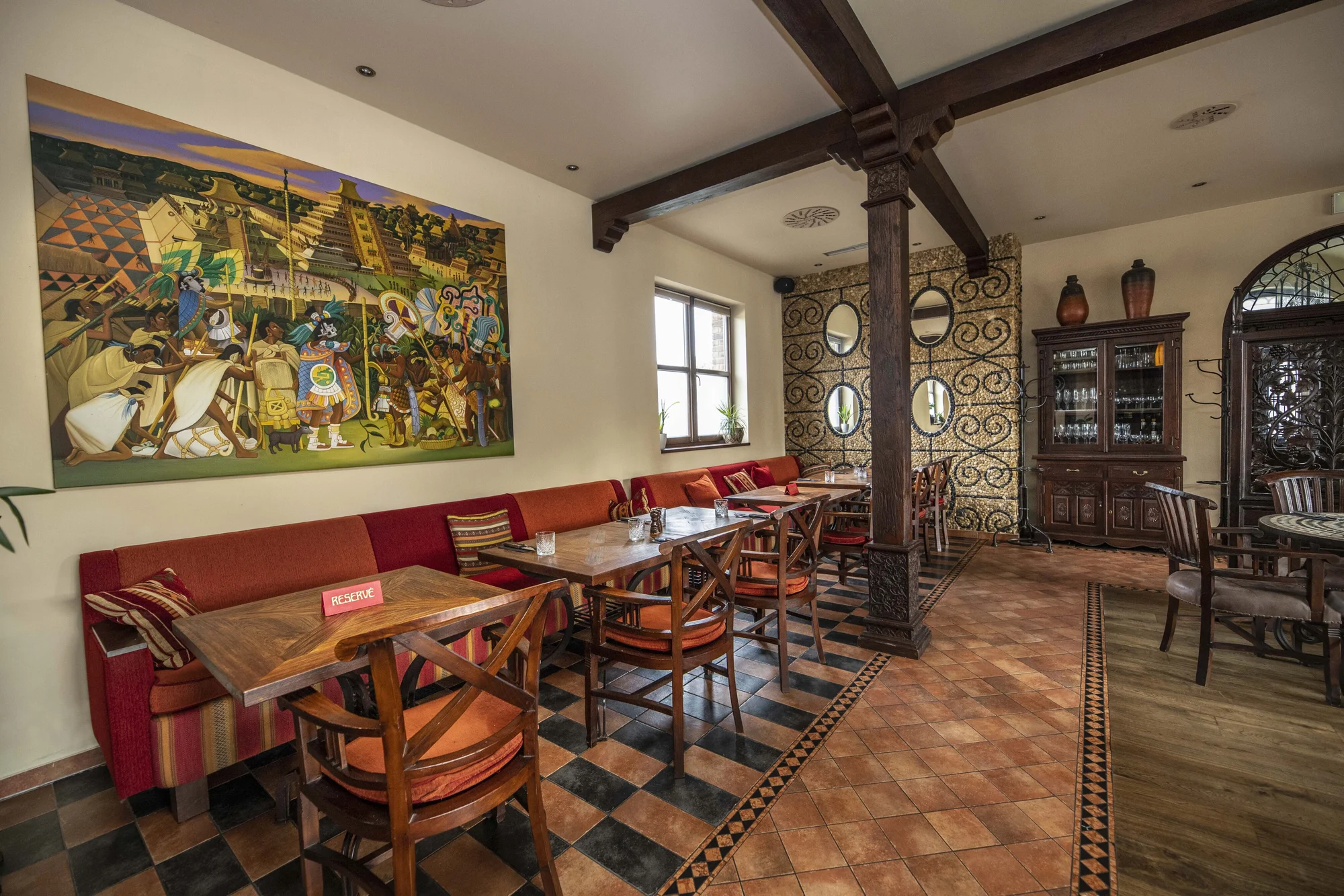 Oběd sněz, co můžeš v restauraci El Asador: maso z argentinského grilu, saláty i šumivé víno