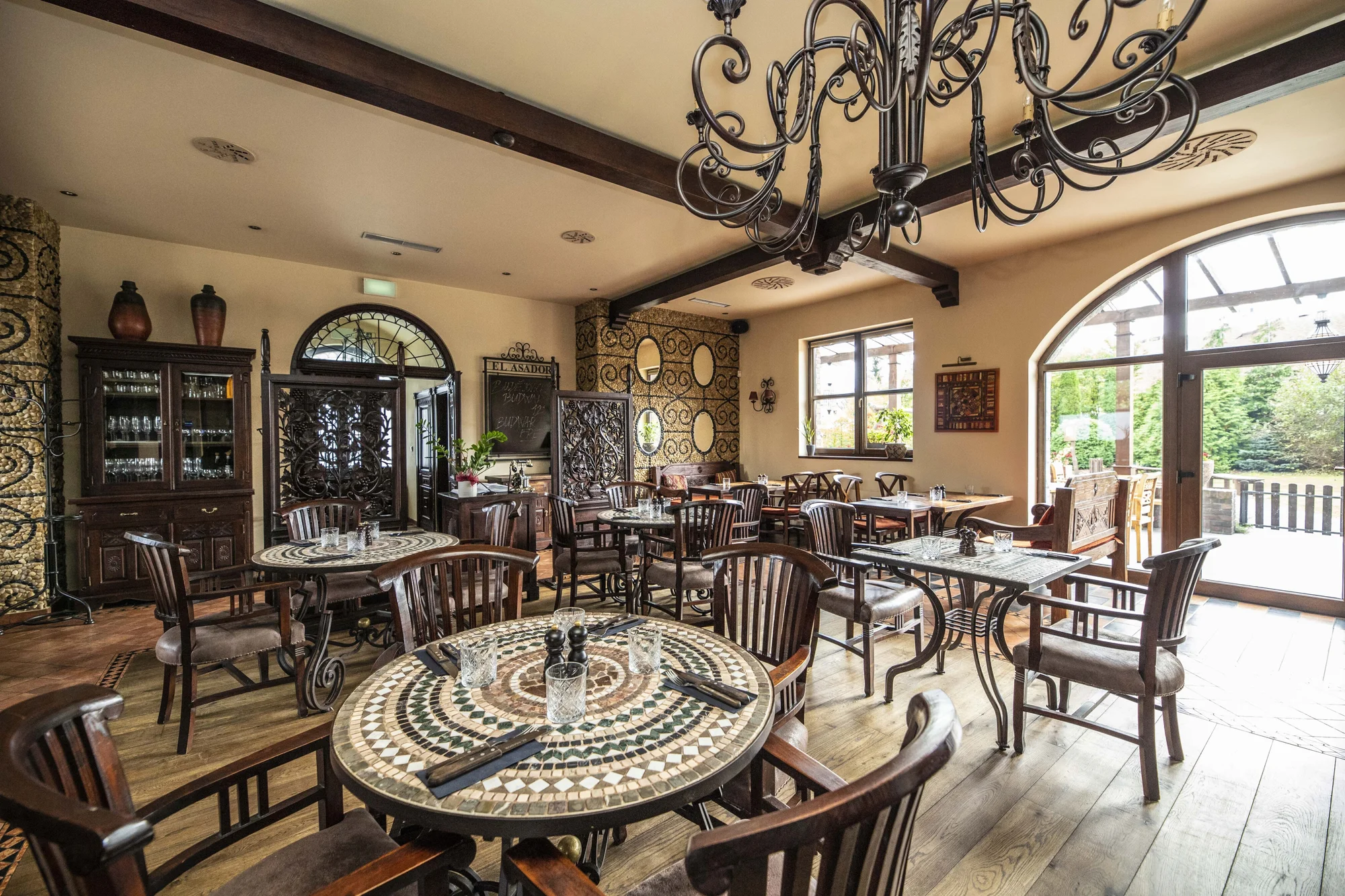 Oběd sněz, co můžeš v restauraci El Asador: maso z argentinského grilu, saláty i šumivé víno