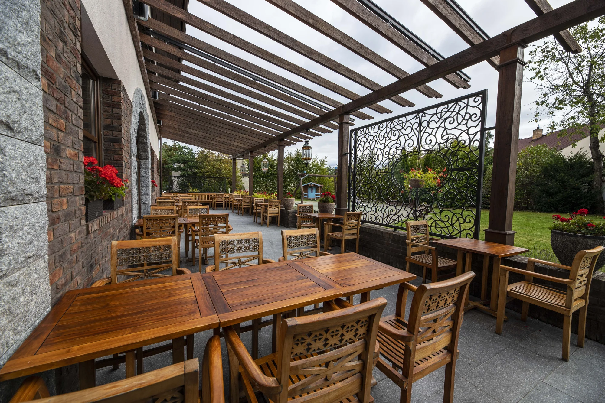Oběd sněz, co můžeš v restauraci El Asador: maso z argentinského grilu, saláty i šumivé víno