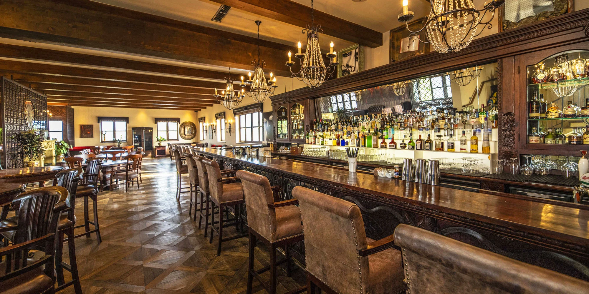 Oběd sněz, co můžeš v restauraci El Asador: maso z argentinského grilu, saláty i šumivé víno