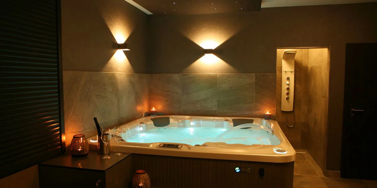 Privátní wellness s romantickou výzdobou: vířivka, sauna i masáž, obložené mísy, drinky či šampaňské