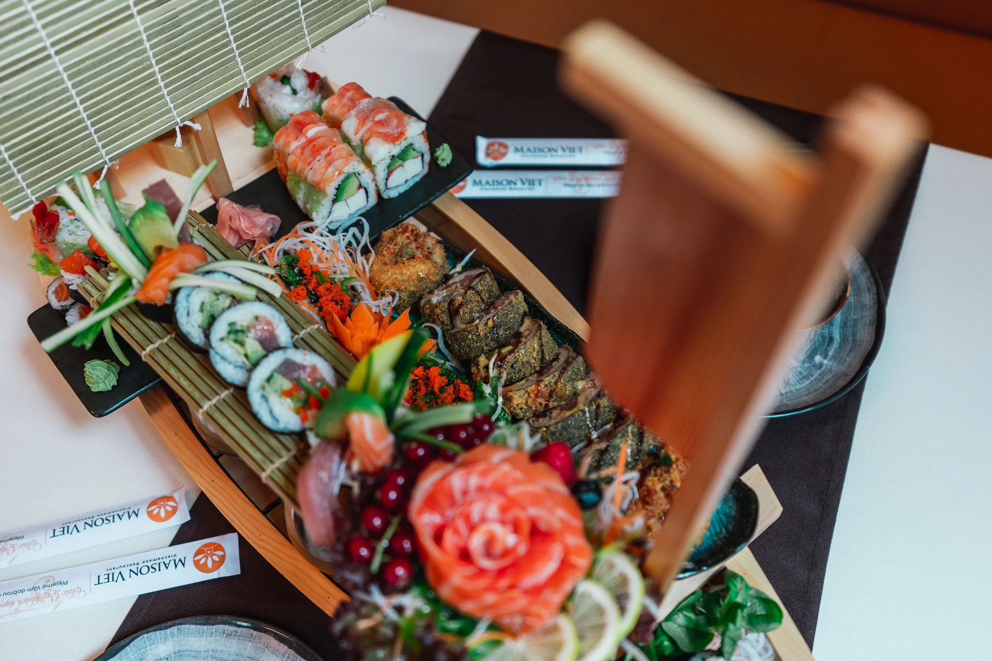 Vyladěné sushi sety s lososem, úhořem, krevetami, tempurou i plátky ryb sashimi