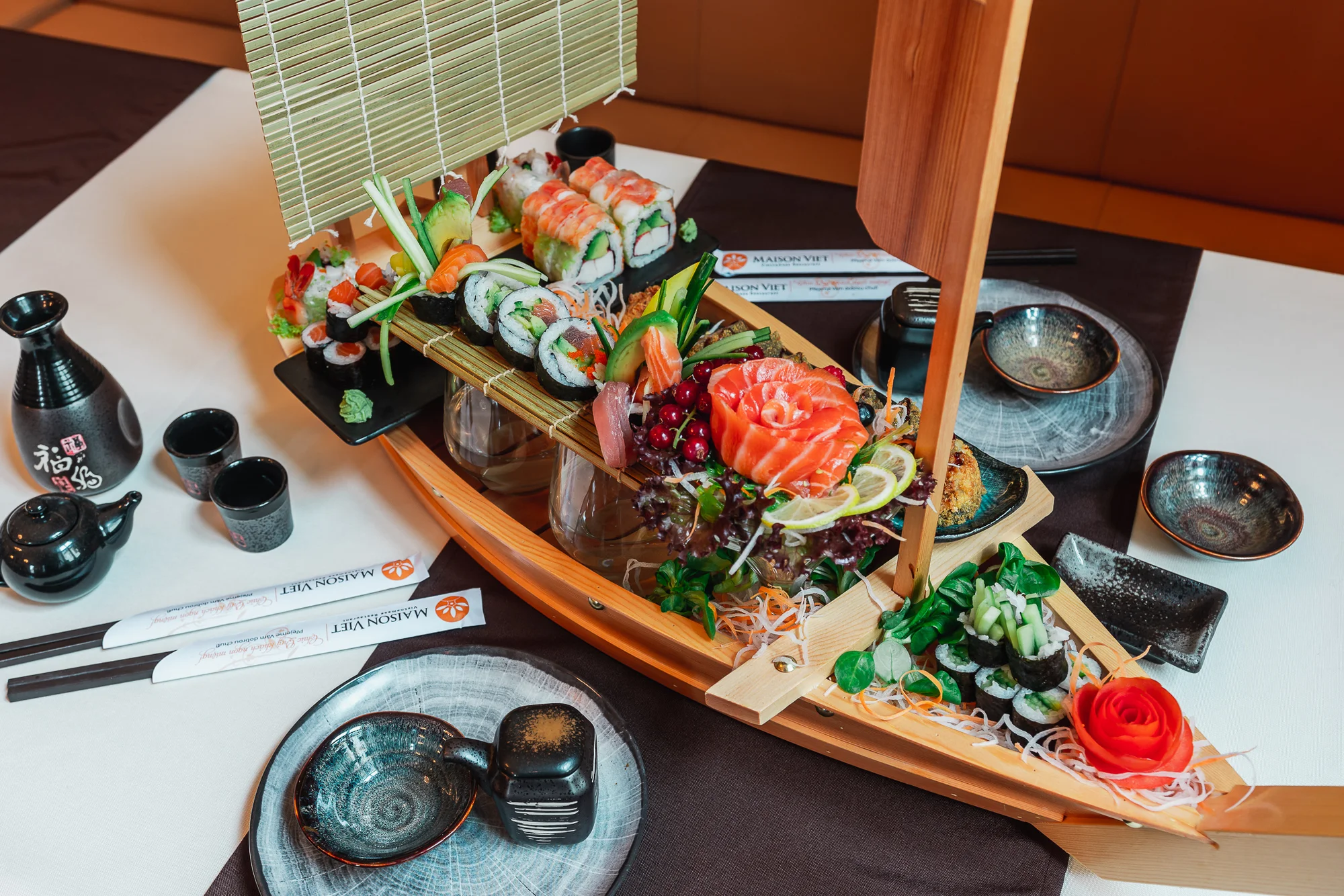 Vyladěné sushi sety s lososem, úhořem, krevetami, tempurou i plátky ryb sashimi