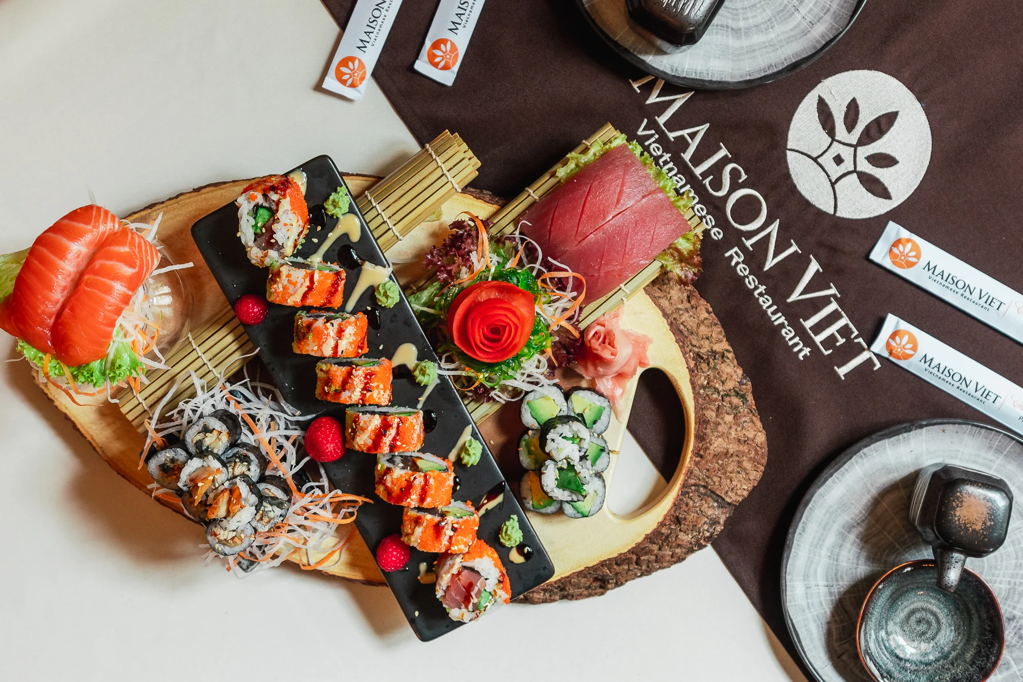 Vyladěné sushi sety s lososem, úhořem, krevetami, tempurou i plátky ryb sashimi