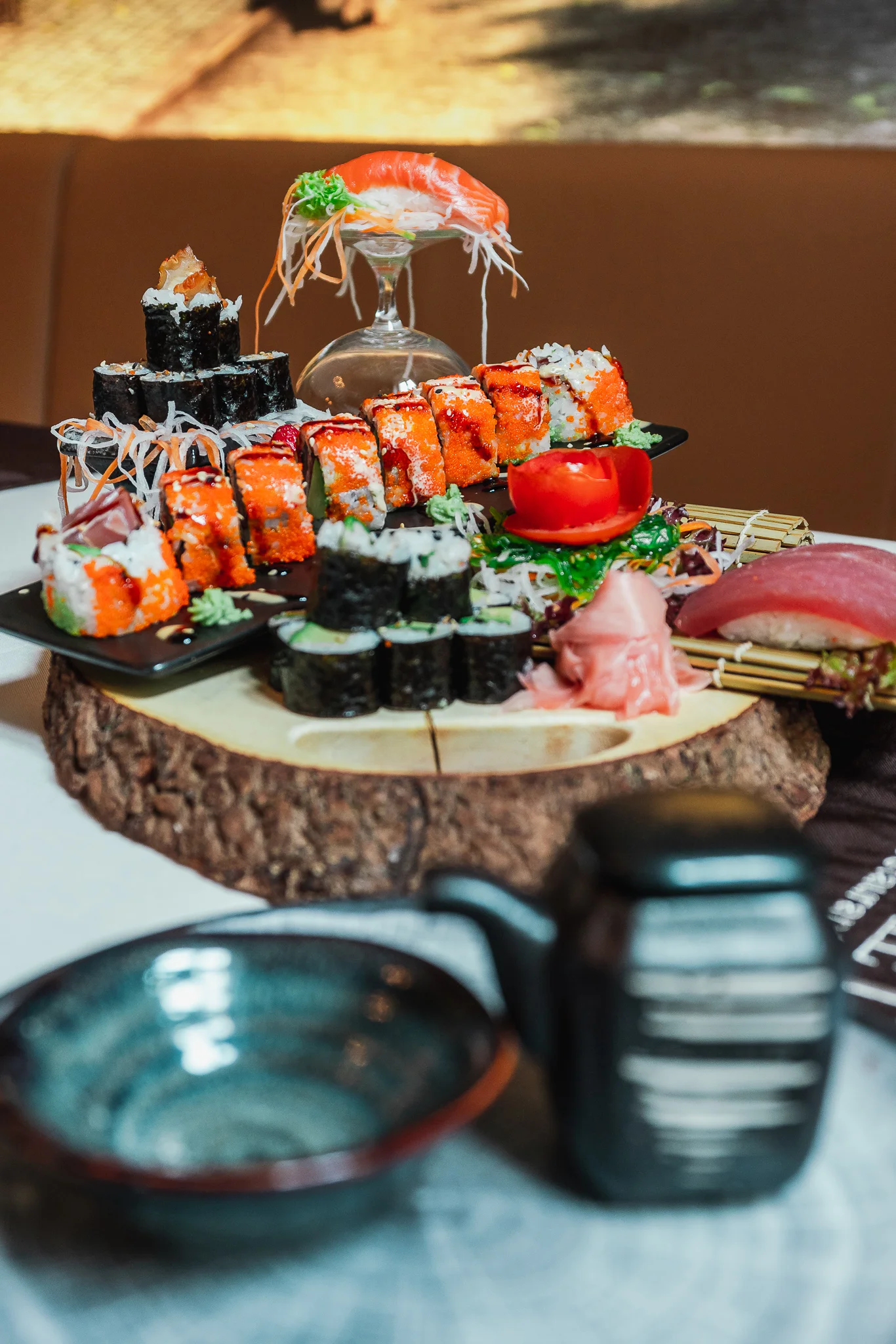 Vyladěné sushi sety s lososem, úhořem, krevetami, tempurou i plátky ryb sashimi