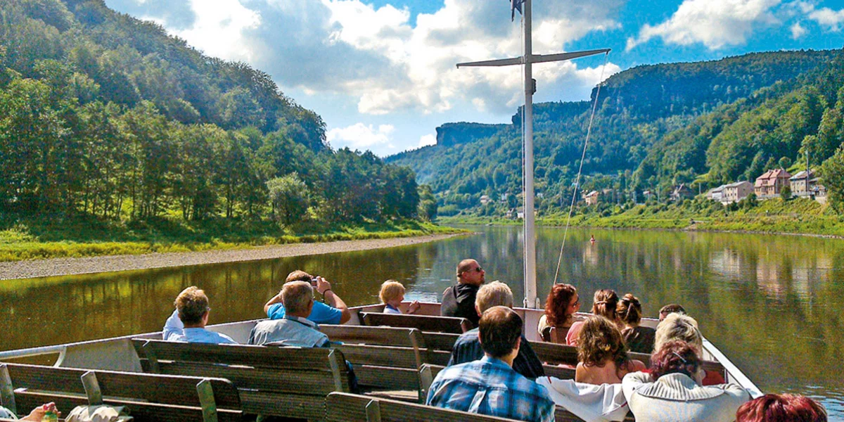 Dárkový lodní lístek na romantickou plavbu do Drážďan, s obědem, večeří, živou hudbou, ochutnávkou vín a průvodcem