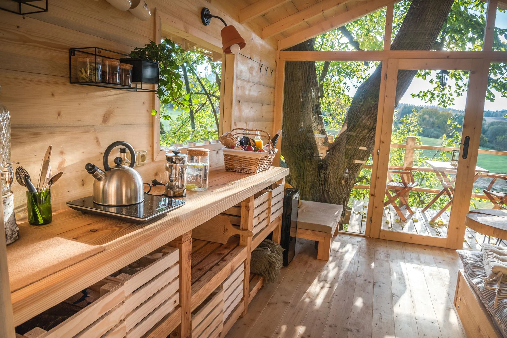 Netradiční pobyt na stromě: treehouse na Vysočině, vyhřívaný koupací sud i lahev vína