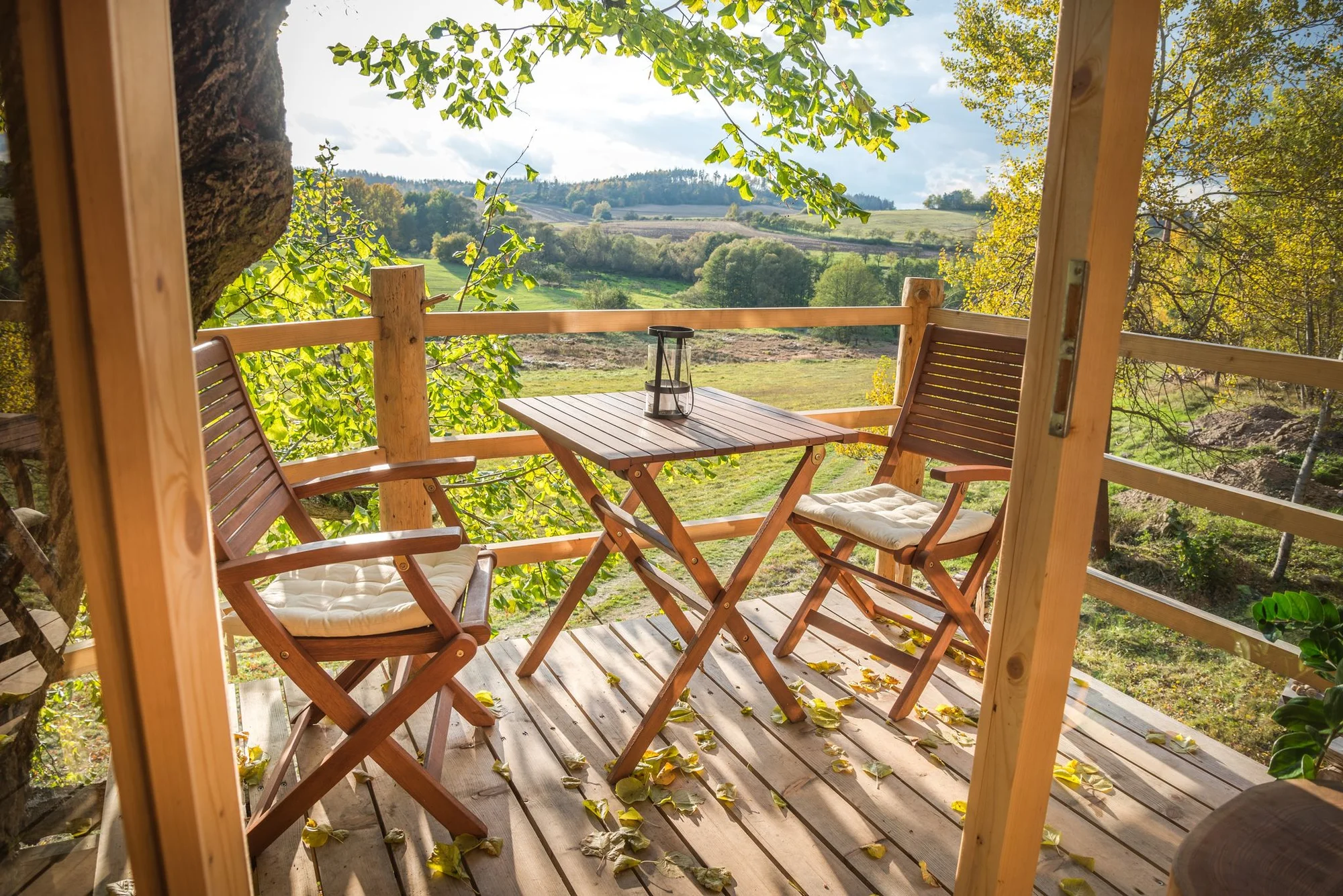 Netradiční pobyt na stromě: treehouse na Vysočině, vyhřívaný koupací sud i lahev vína