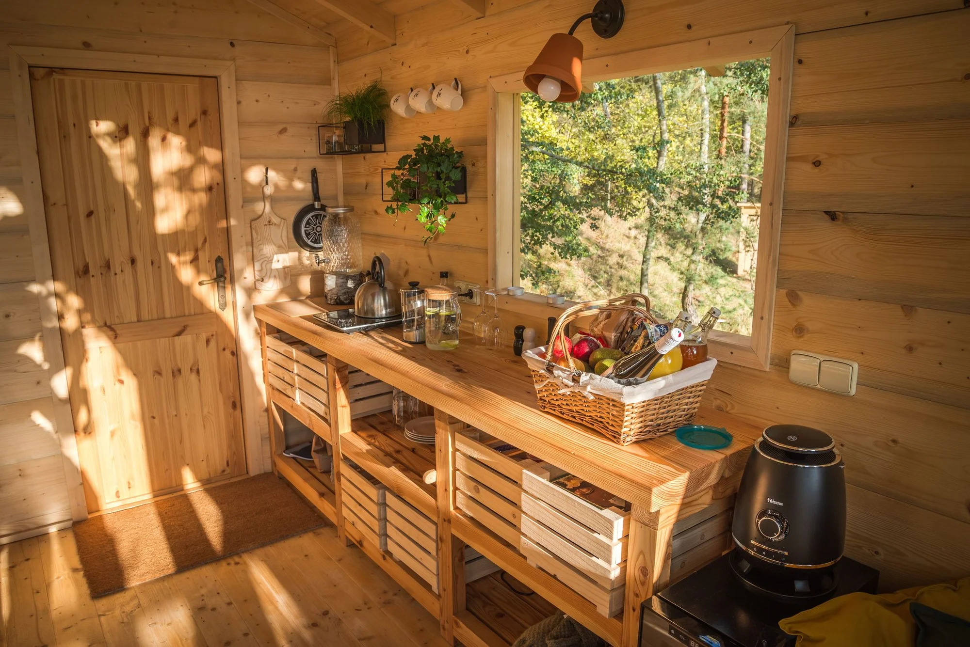 Netradiční pobyt na stromě: treehouse na Vysočině, vyhřívaný koupací sud i lahev vína