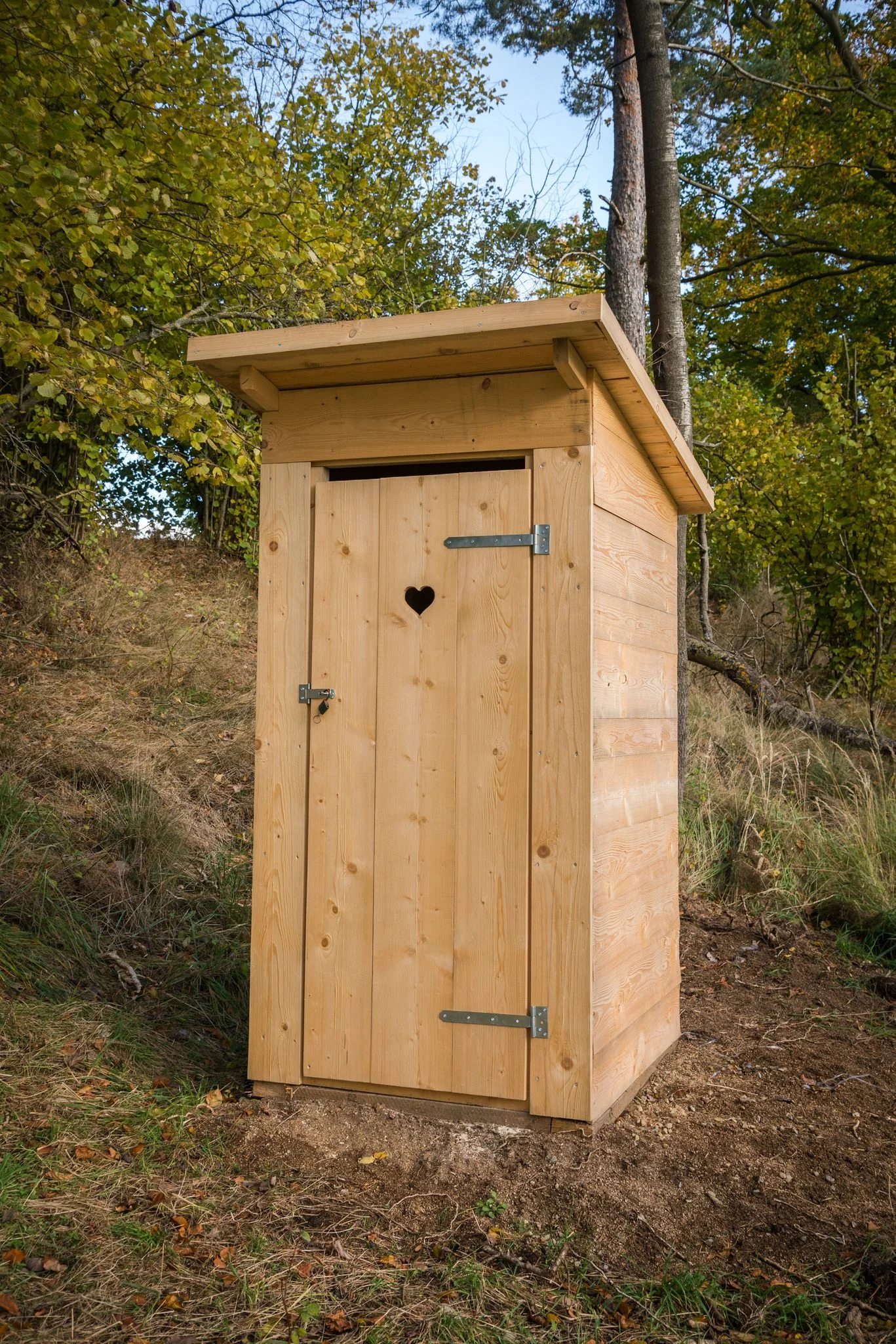 Netradiční pobyt na stromě: treehouse na Vysočině, vyhřívaný koupací sud i lahev vína