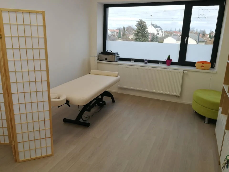 Nechte se hýčkat: 80min. masáž technikou Raindrop s 9 terapeutickými esenciálními oleji