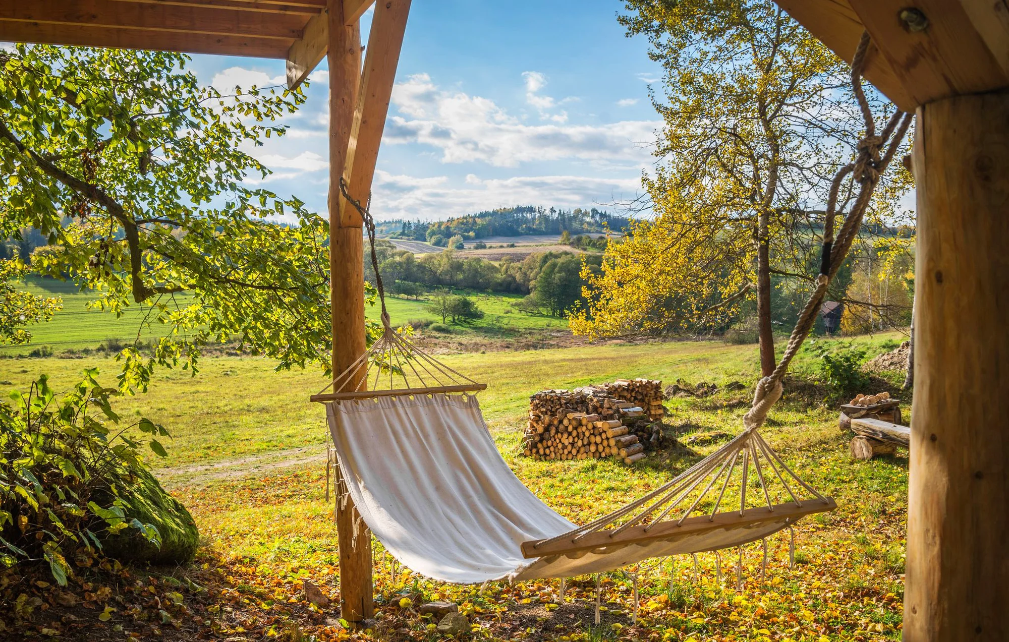 Netradiční pobyt na stromě: treehouse na Vysočině, vyhřívaný koupací sud i lahev vína