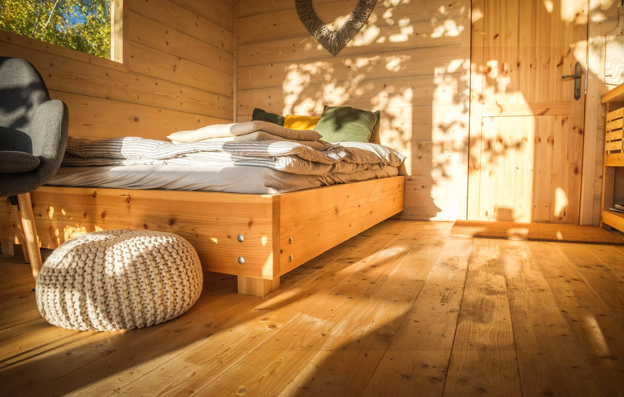 Netradiční pobyt na stromě: treehouse na Vysočině, vyhřívaný koupací sud i lahev vína