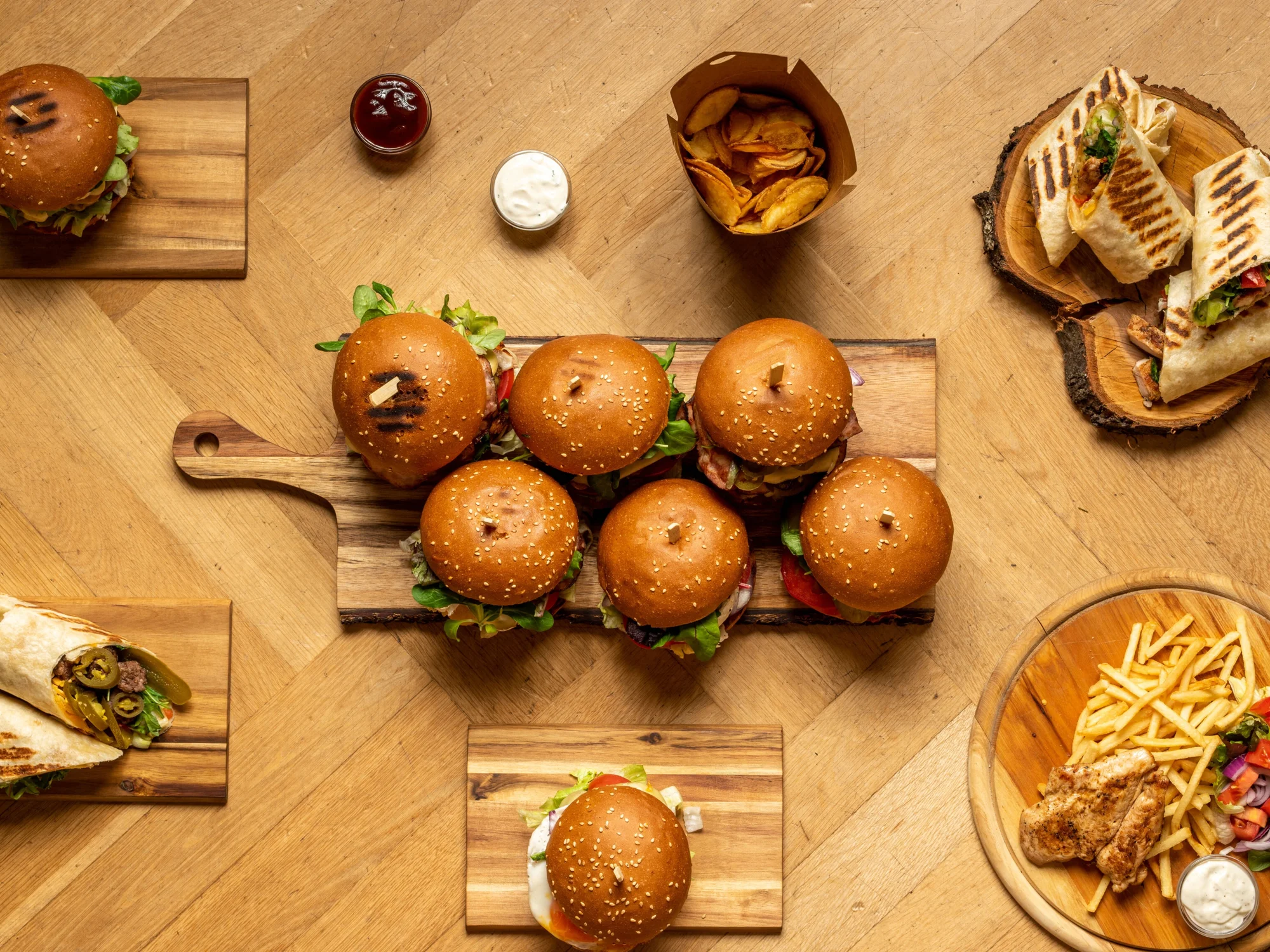 Burger menu: 100% hovězí z českého chovu, americká BBQ omáčka, hranolky i nápoj, 2 pobočky