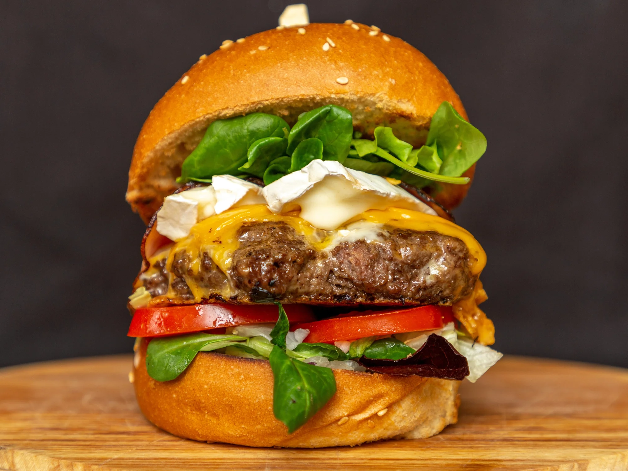 Burger menu: 100% hovězí z českého chovu, americká BBQ omáčka, hranolky i nápoj, 2 pobočky