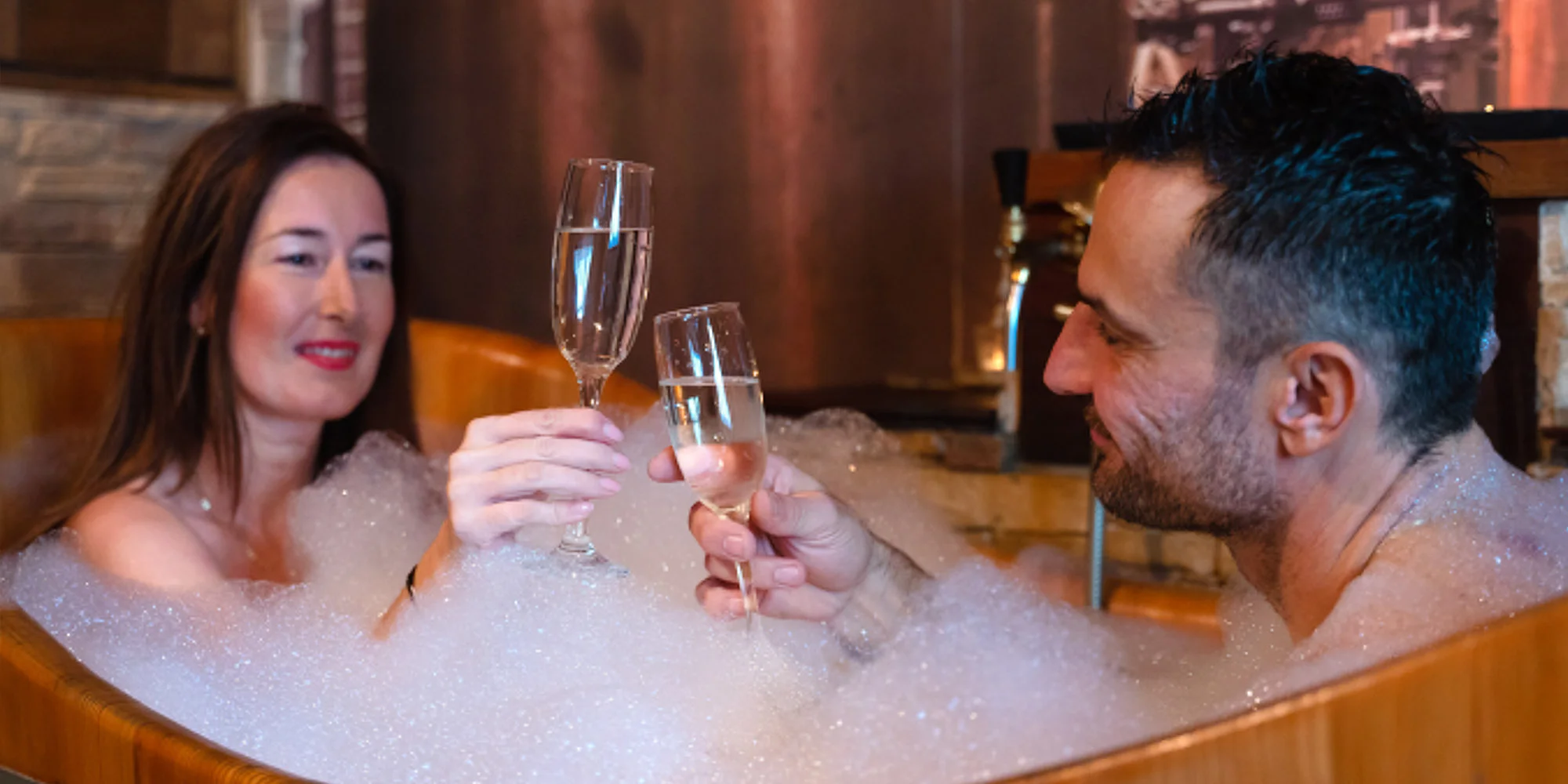 Luxusní vinná lázeň ve vířivé dubové vaně, občerstvení a masáž