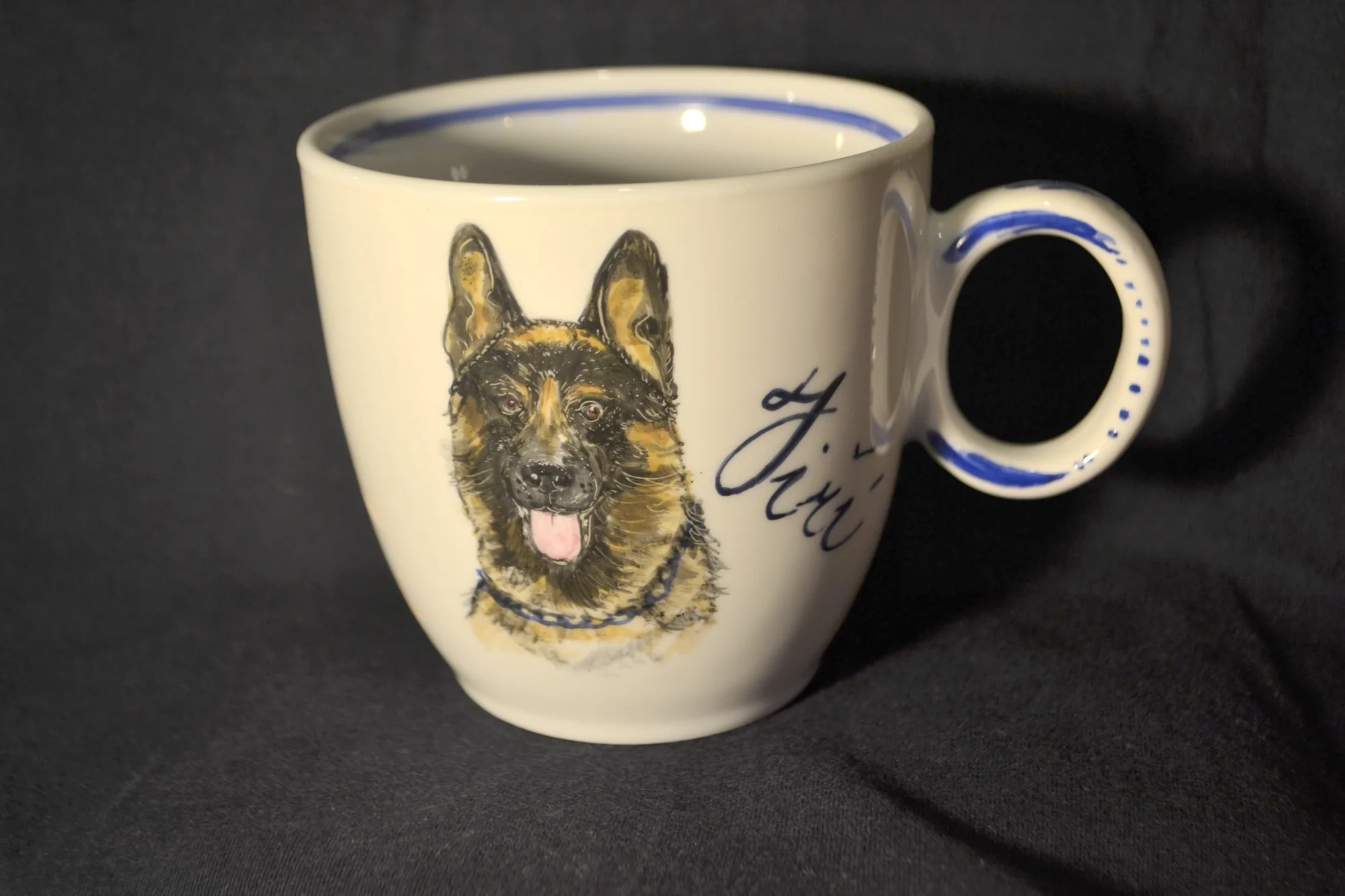 Namalujte si vlastní hrníček, talíř nebo dlaždičku jako obrázek na kurzu malování porcelánu