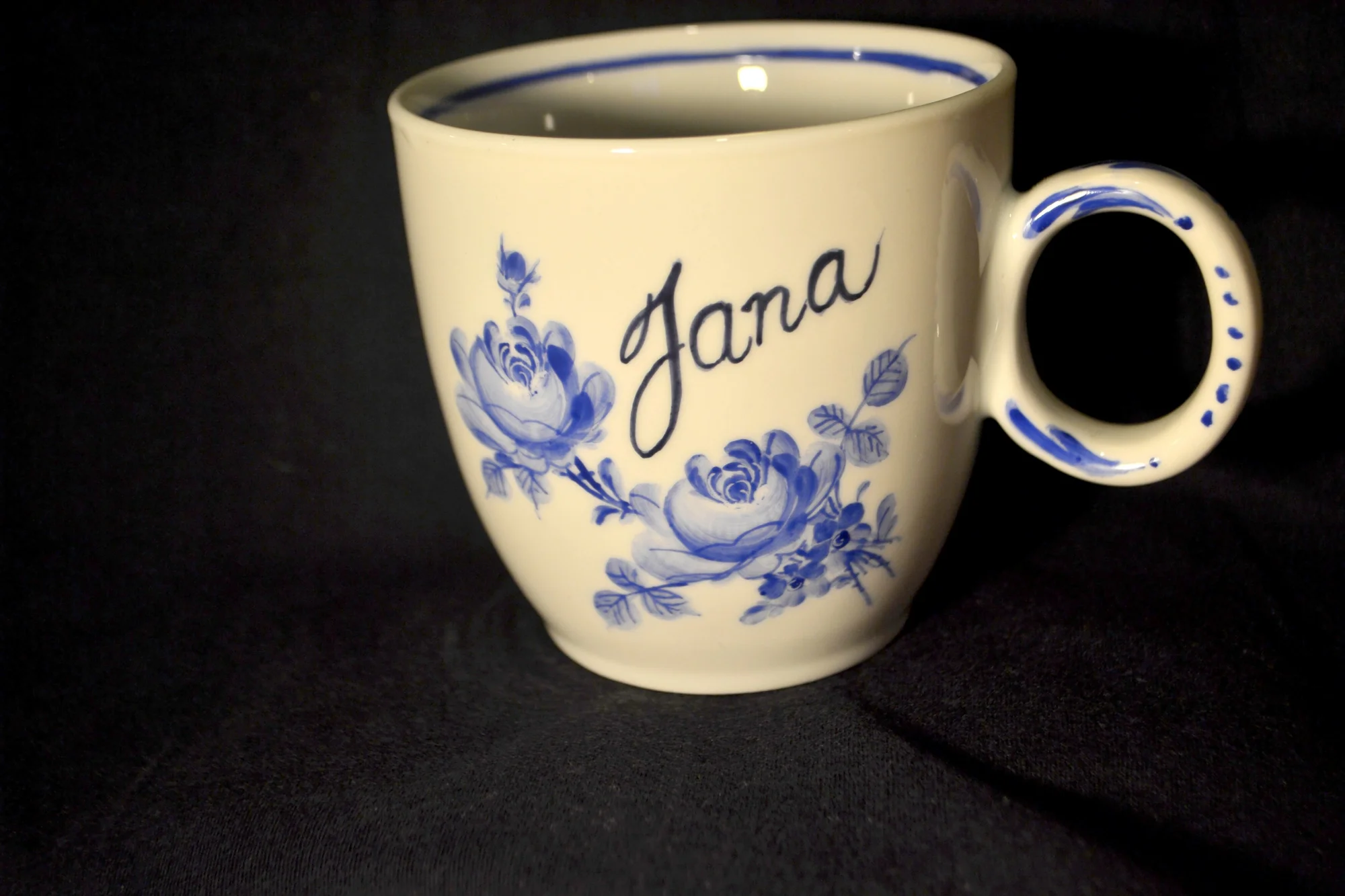 Namalujte si vlastní hrníček, talíř nebo dlaždičku jako obrázek na kurzu malování porcelánu
