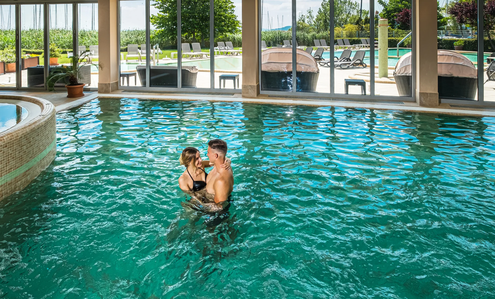 Moderní hotel na břehu Balatonu: polopenze, neomezený wellness i bazény