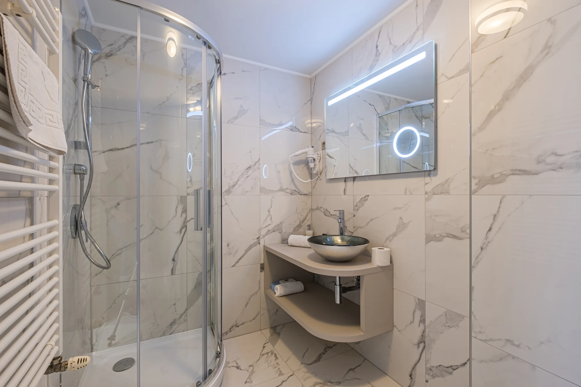 Moderní hotel na břehu Balatonu: polopenze, neomezený wellness i bazény