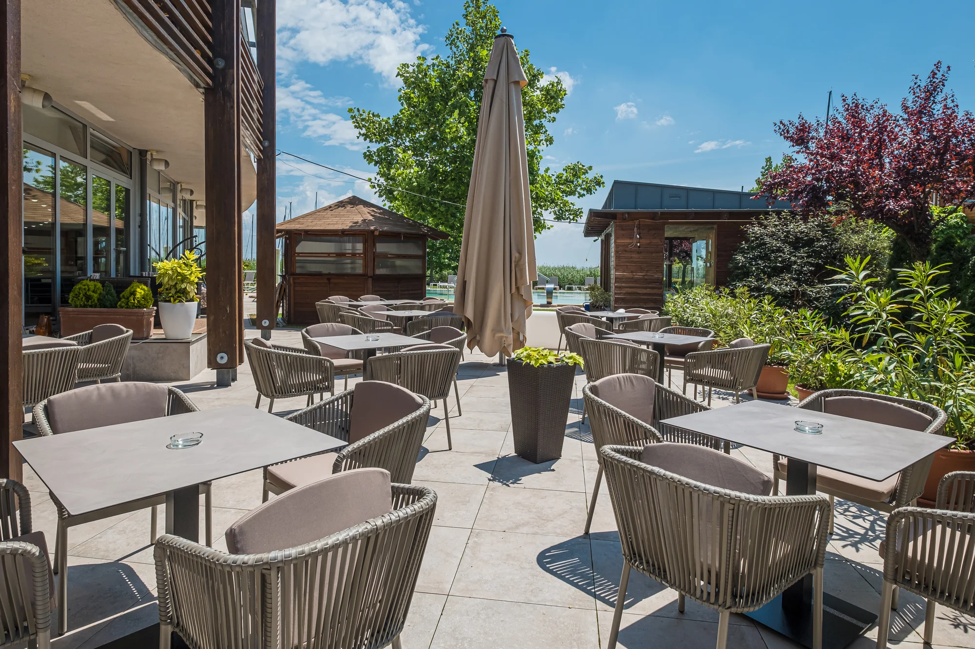 Moderní hotel na břehu Balatonu: polopenze, neomezený wellness i bazény