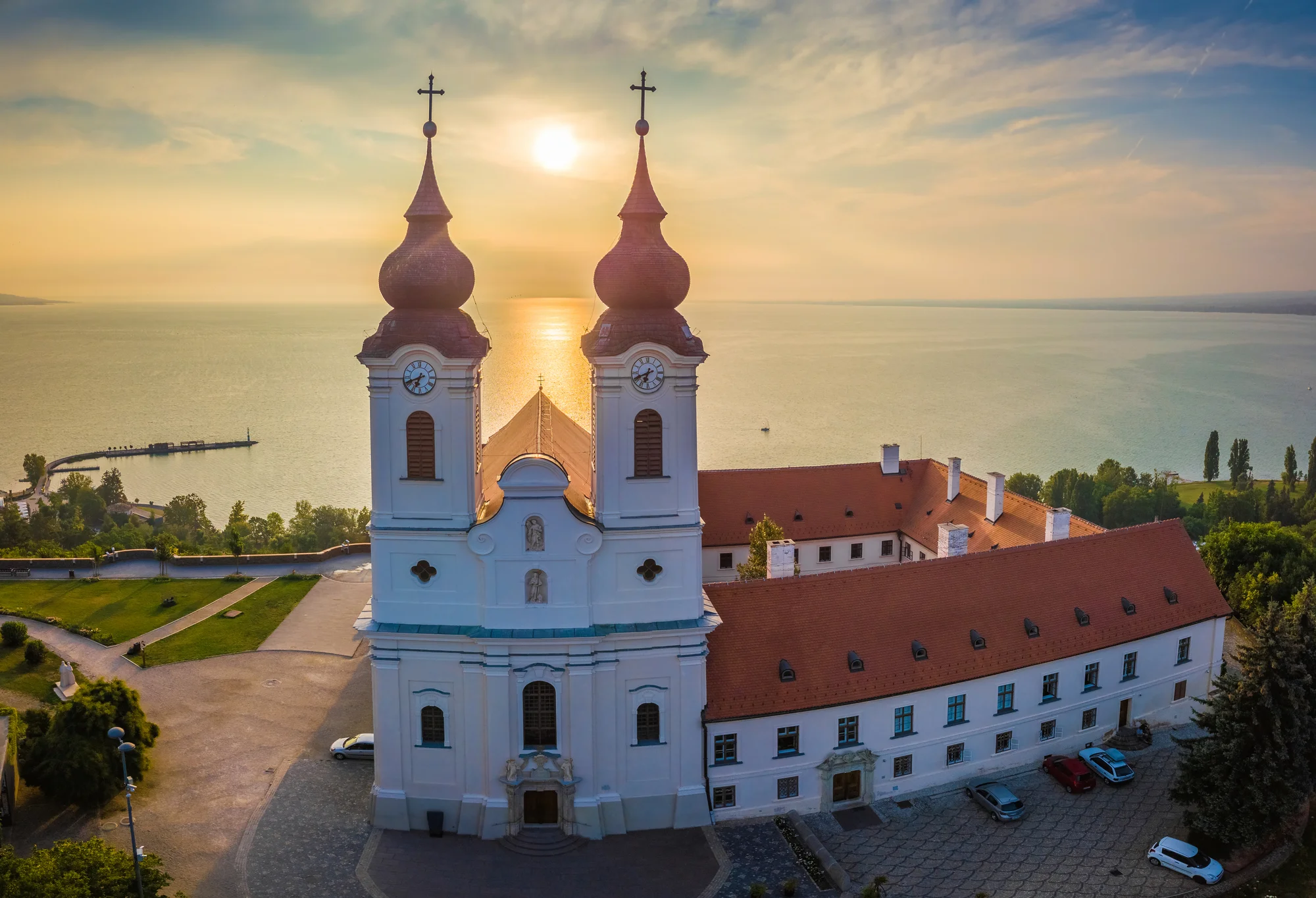 Moderní hotel na břehu Balatonu: polopenze, neomezený wellness i bazény