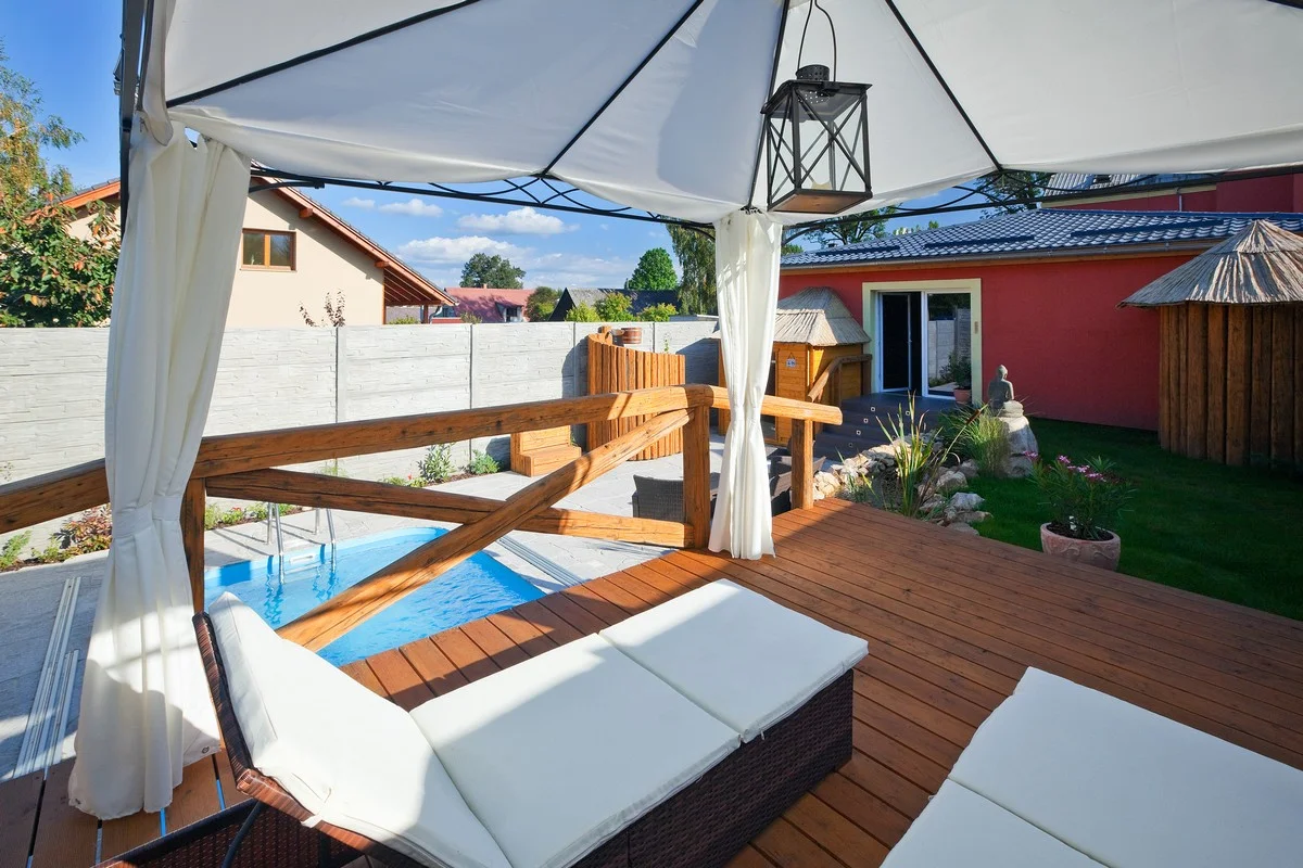 1 či 2 hodiny privátního wellness až pro 10 osob: bazén, finská i solno-bylinková sauna a vířivka